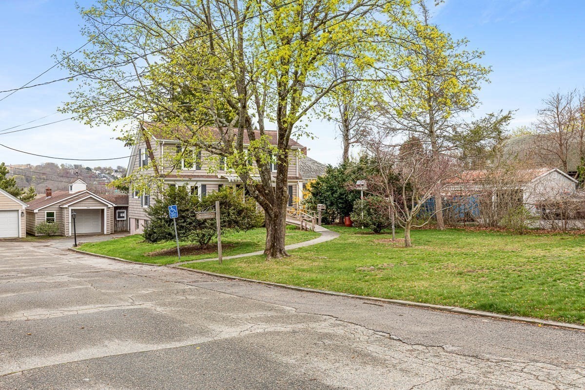 1292 Riverside Ave Property Photo 4