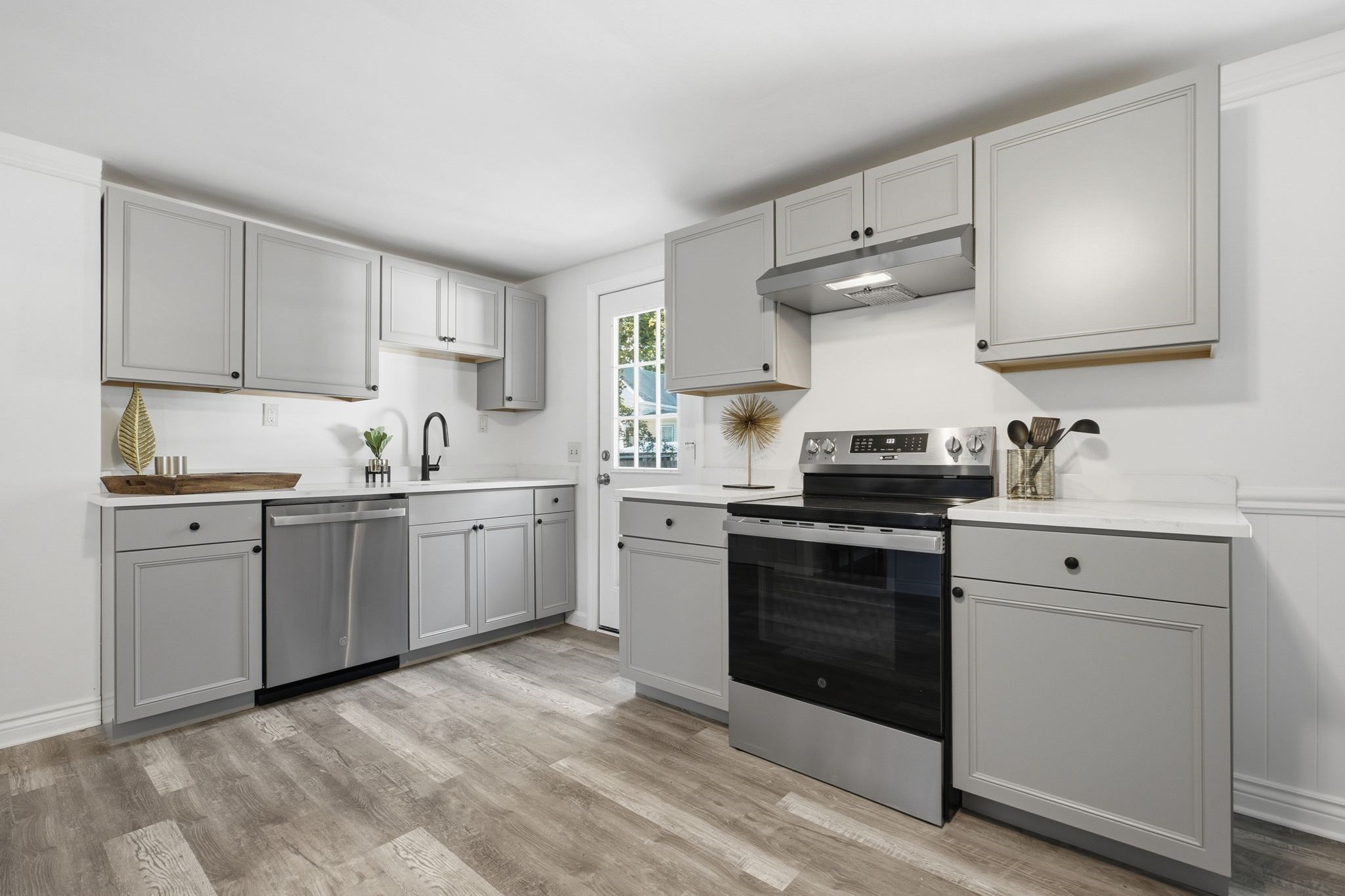 25 Lynn St # B Property Photo 6