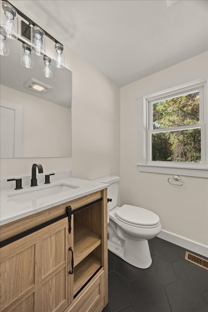 258 Poquanticut Ave Property Photo 11