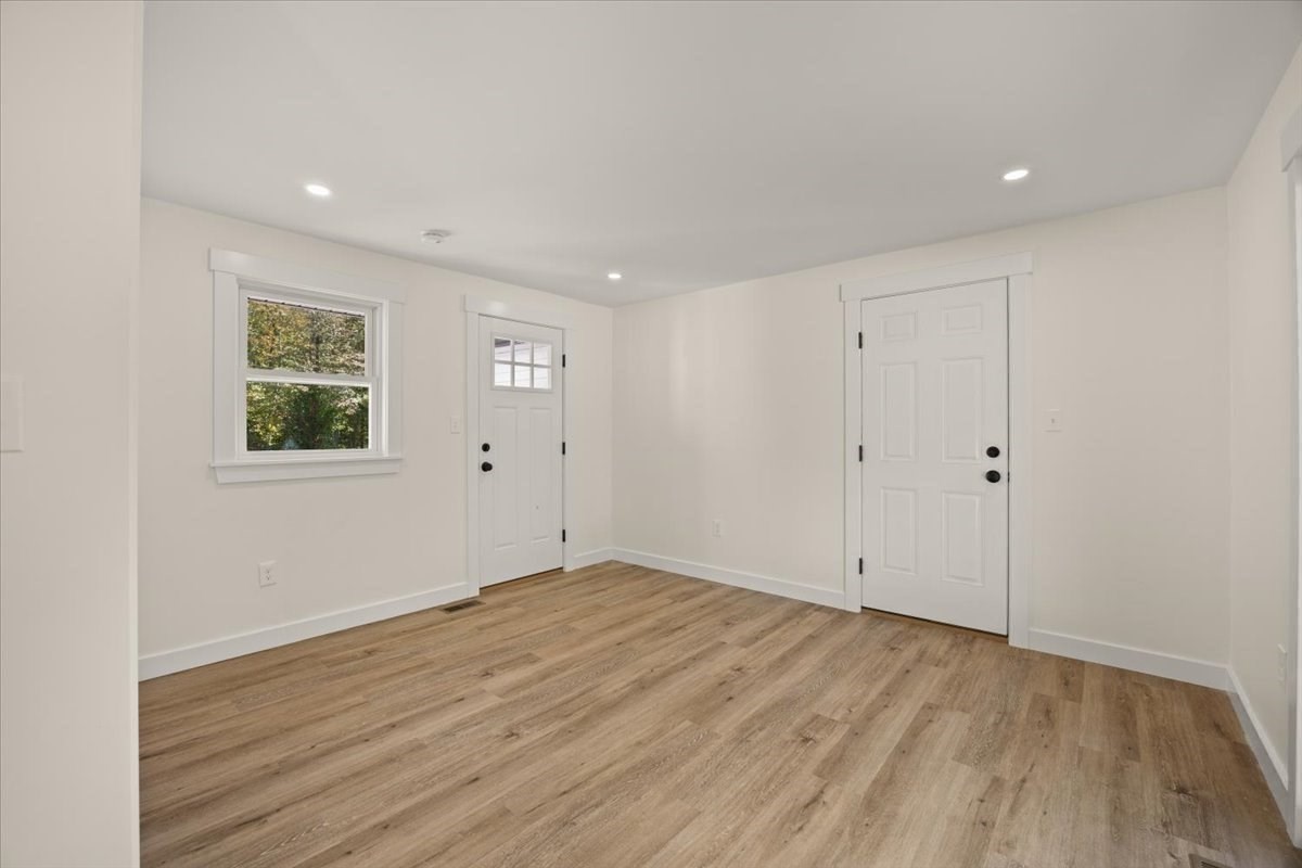258 Poquanticut Ave Property Photo 23