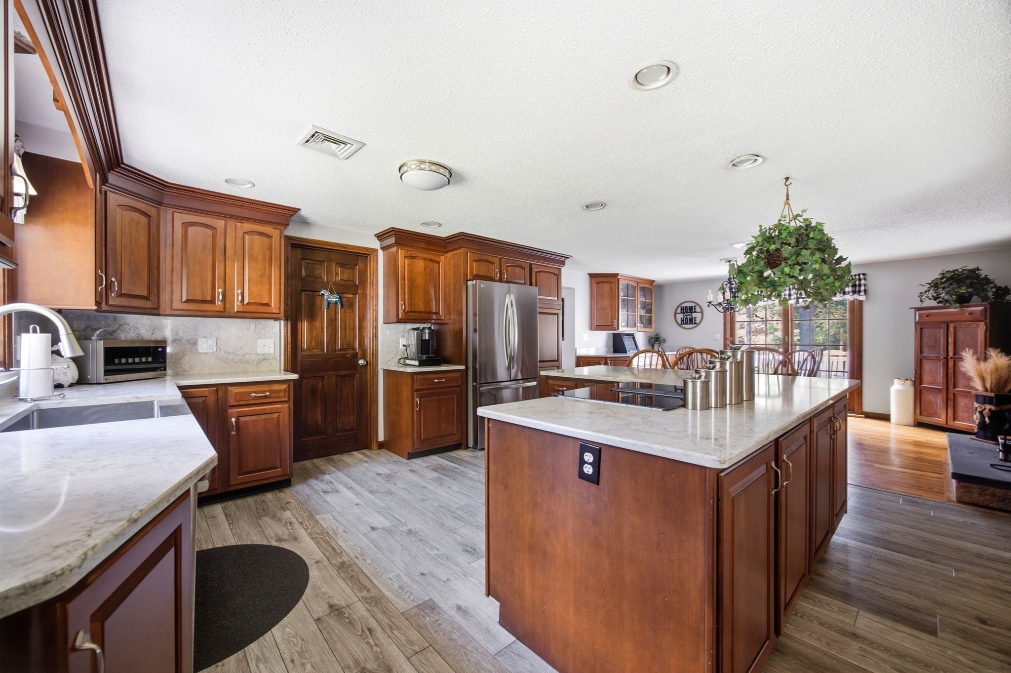 363 Loomis St Property Photo 6