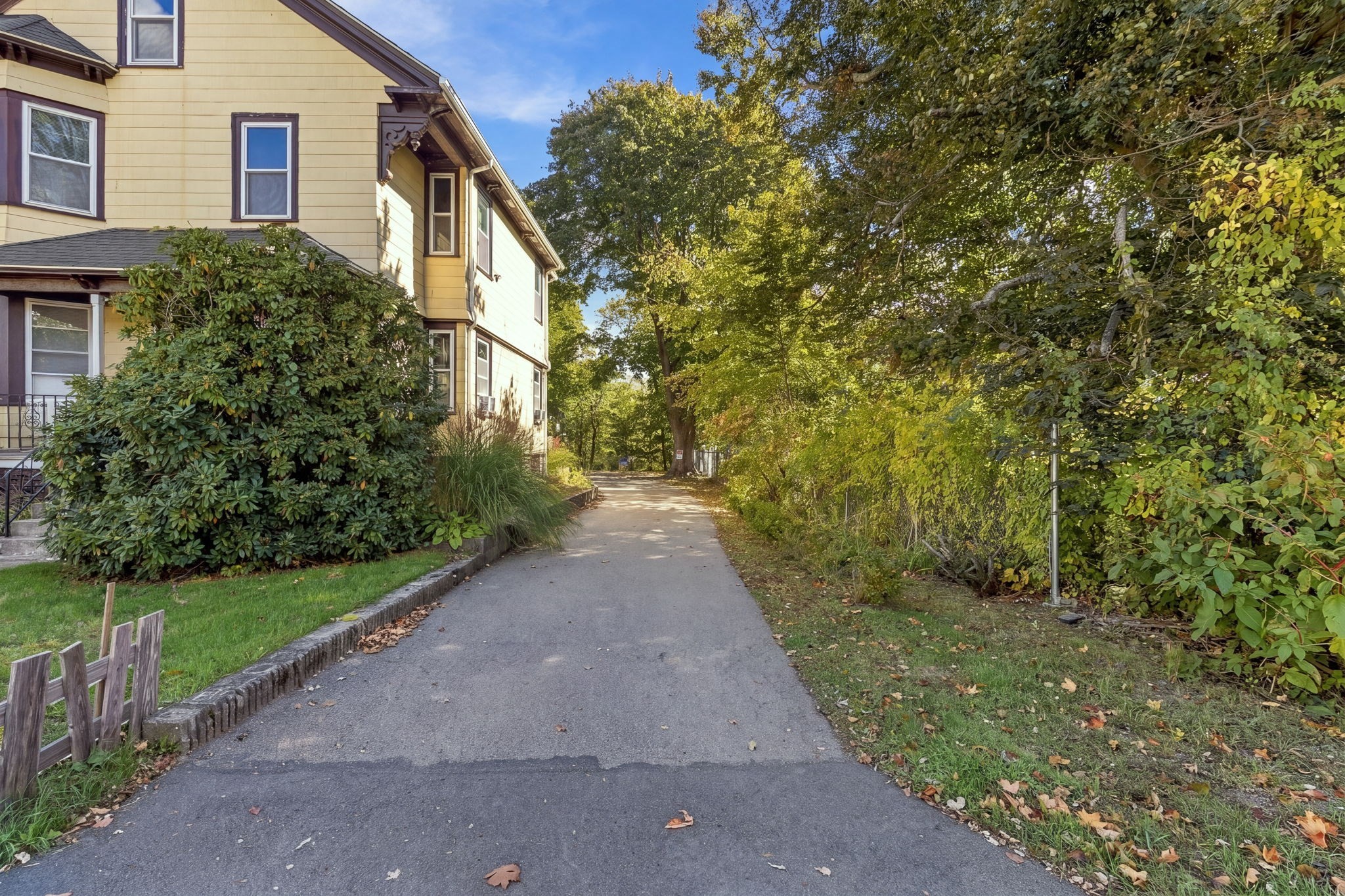 562 Newport Ave Property Photo 3
