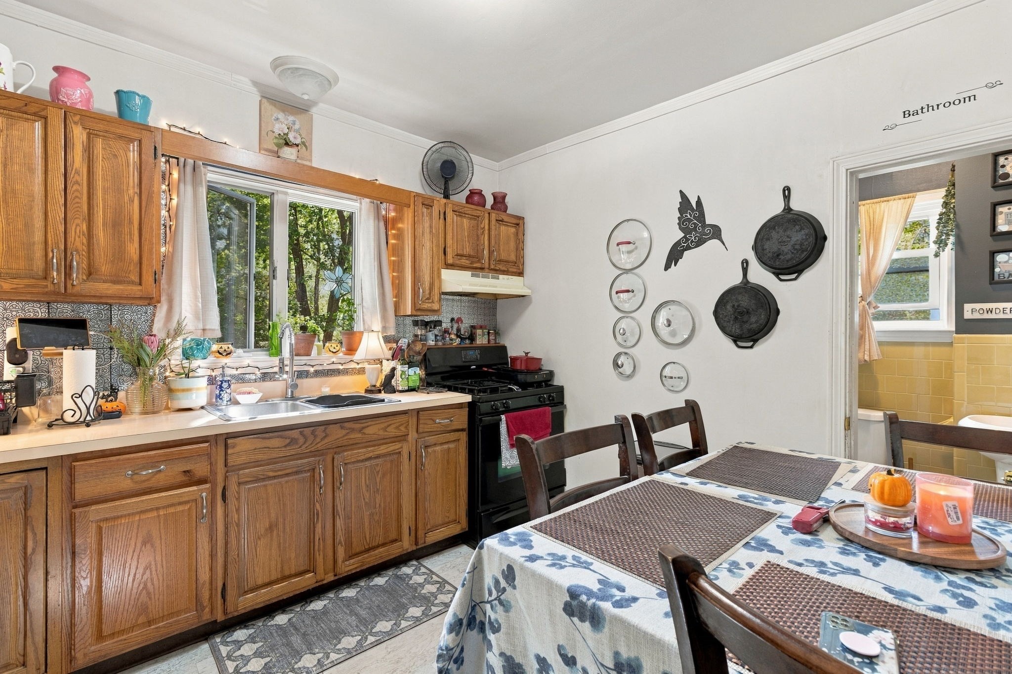 562 Newport Ave Property Photo 4