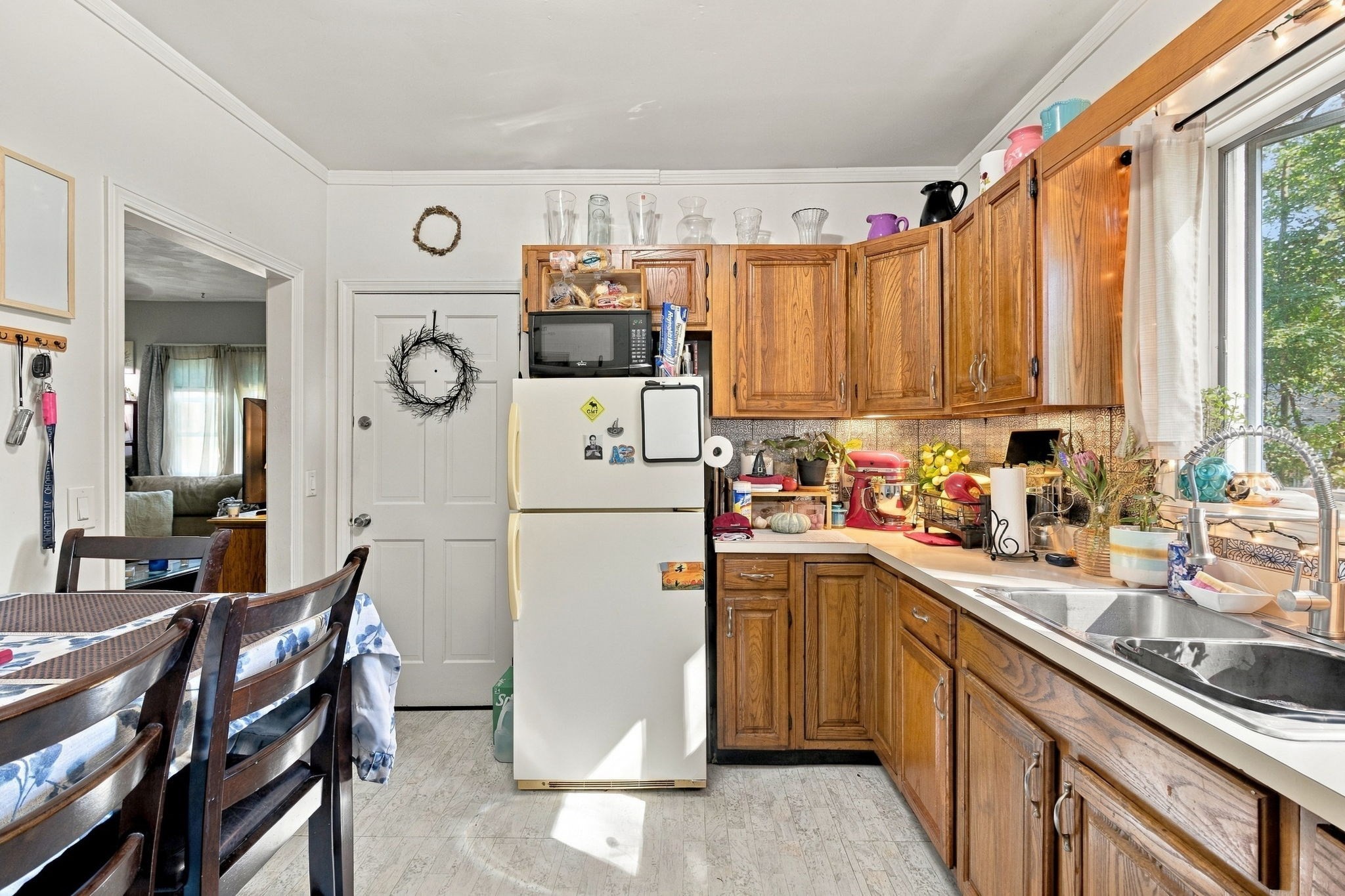 562 Newport Ave Property Photo 6