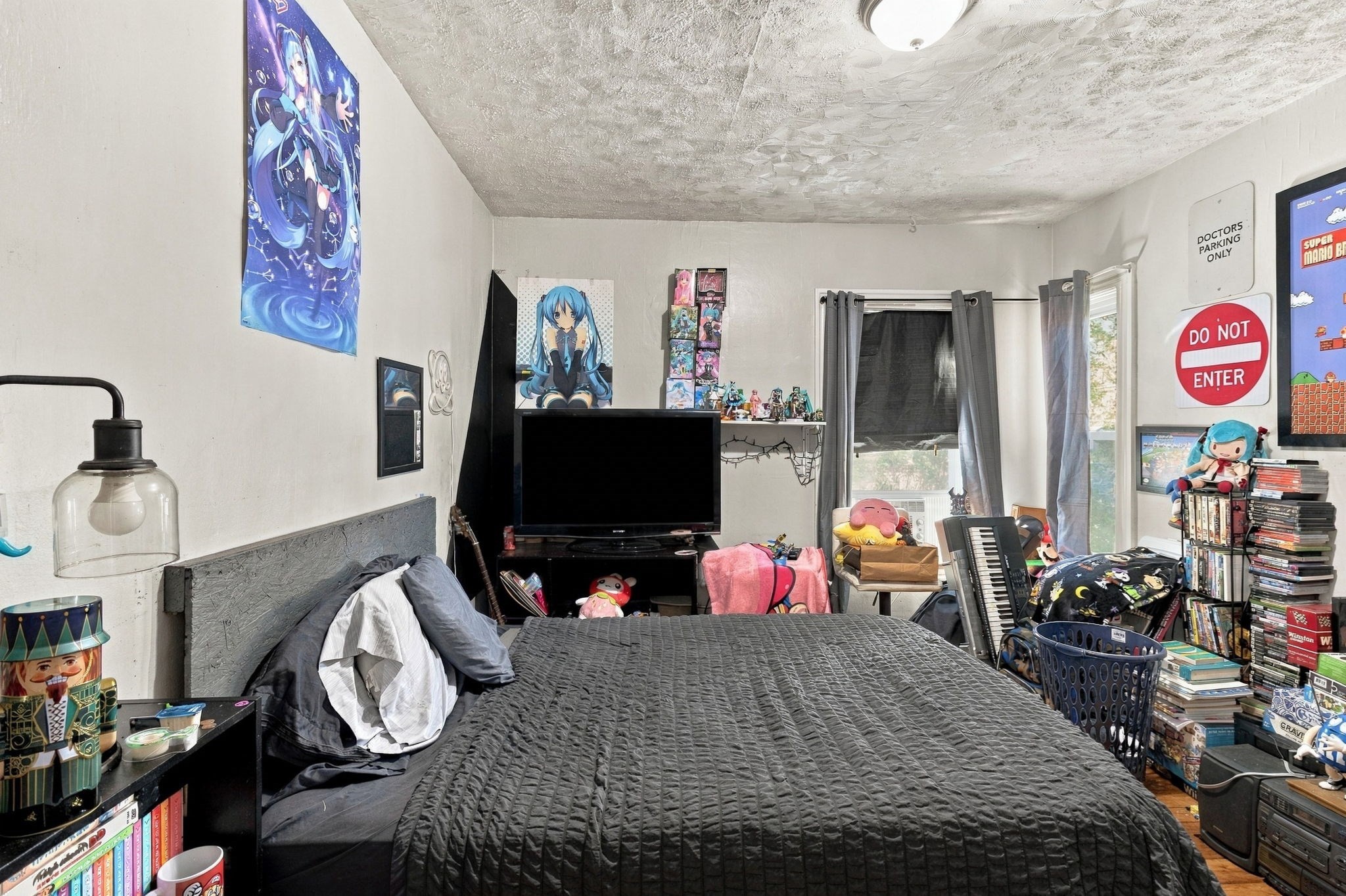 562 Newport Ave Property Photo 12