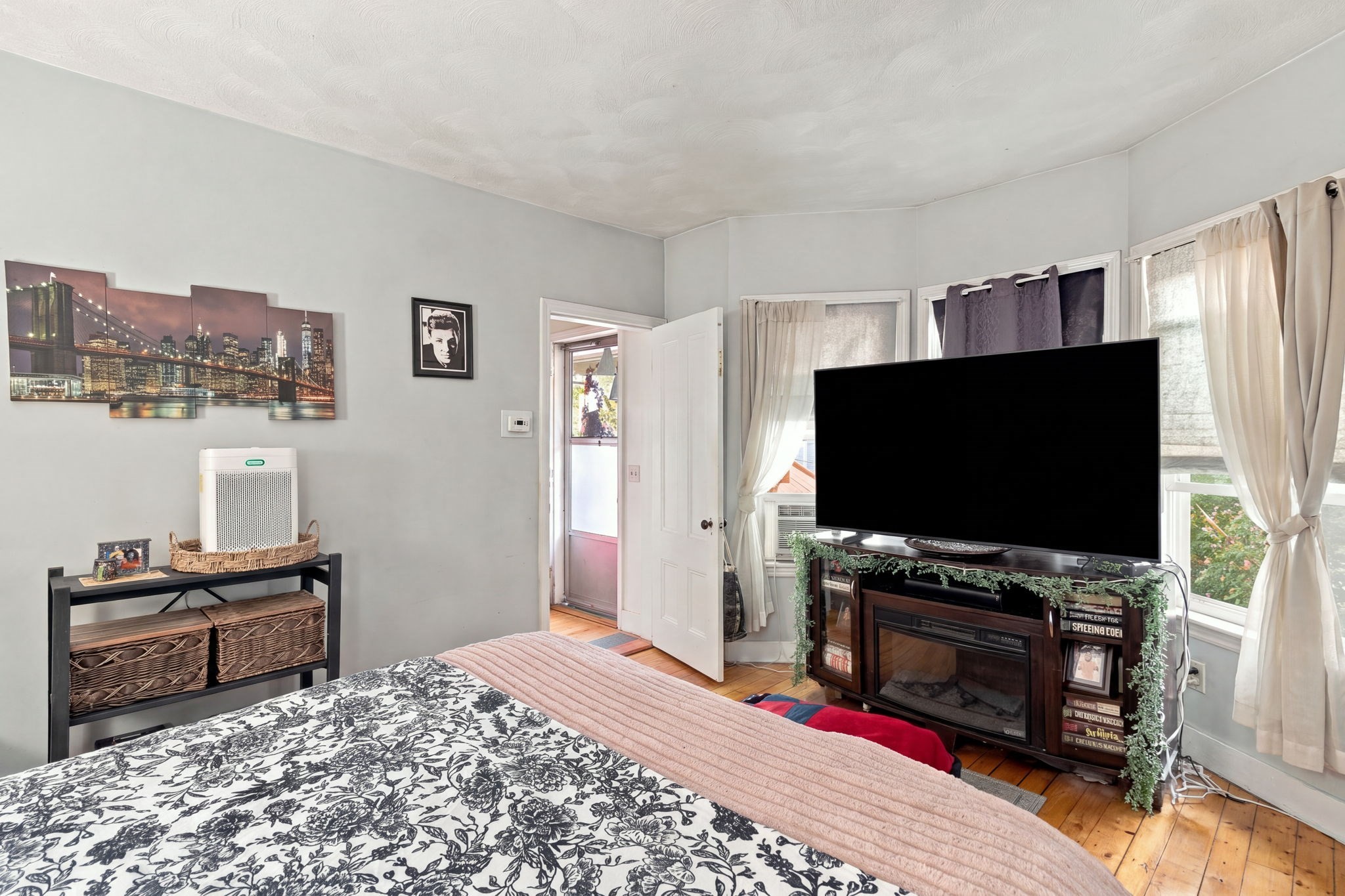 562 Newport Ave Property Photo 16