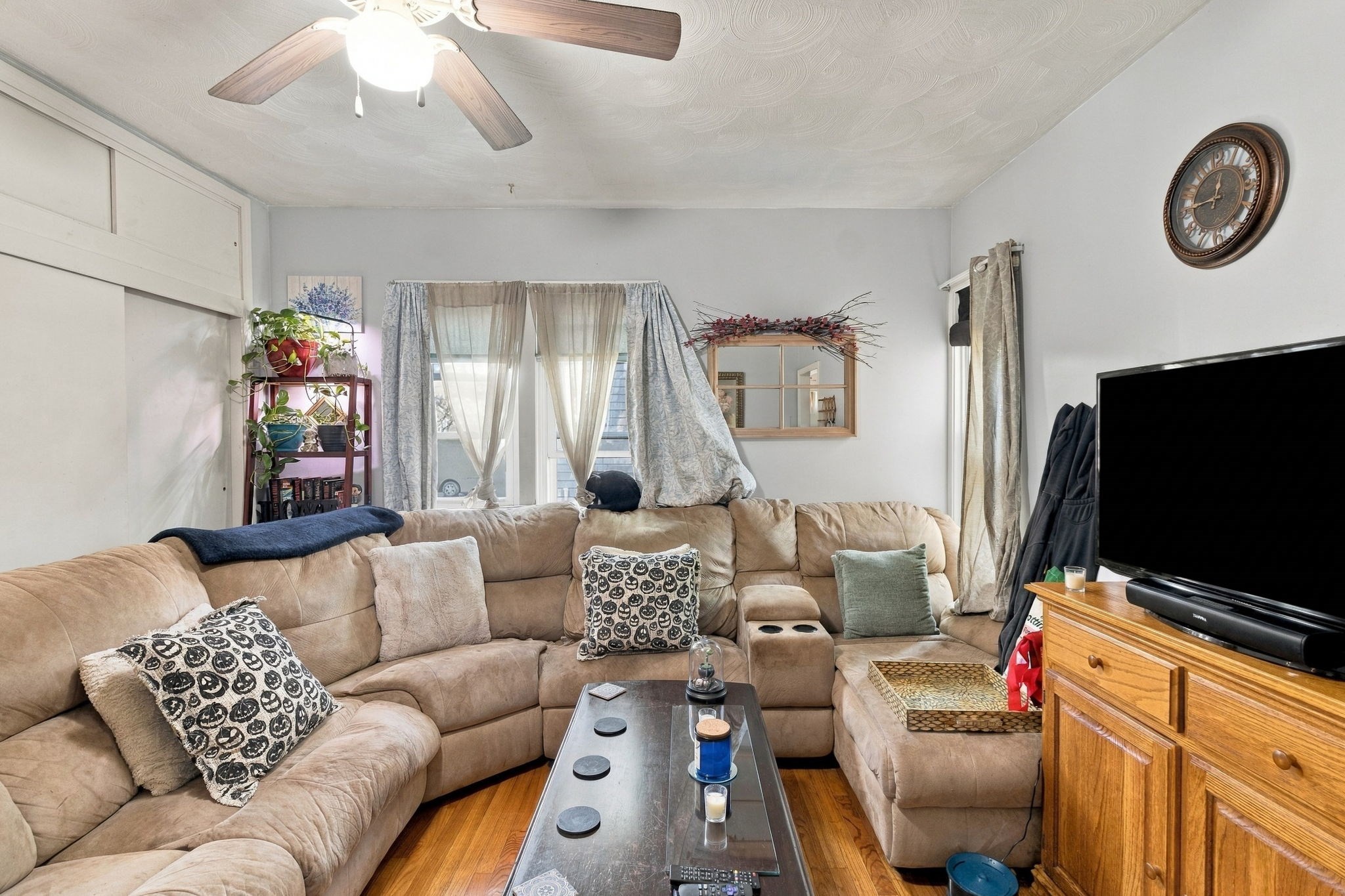 562 Newport Ave Property Photo 18
