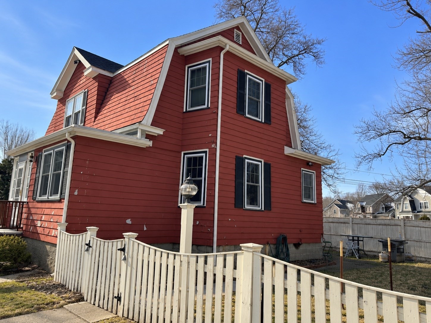 93 Lowell St Property Photo 4