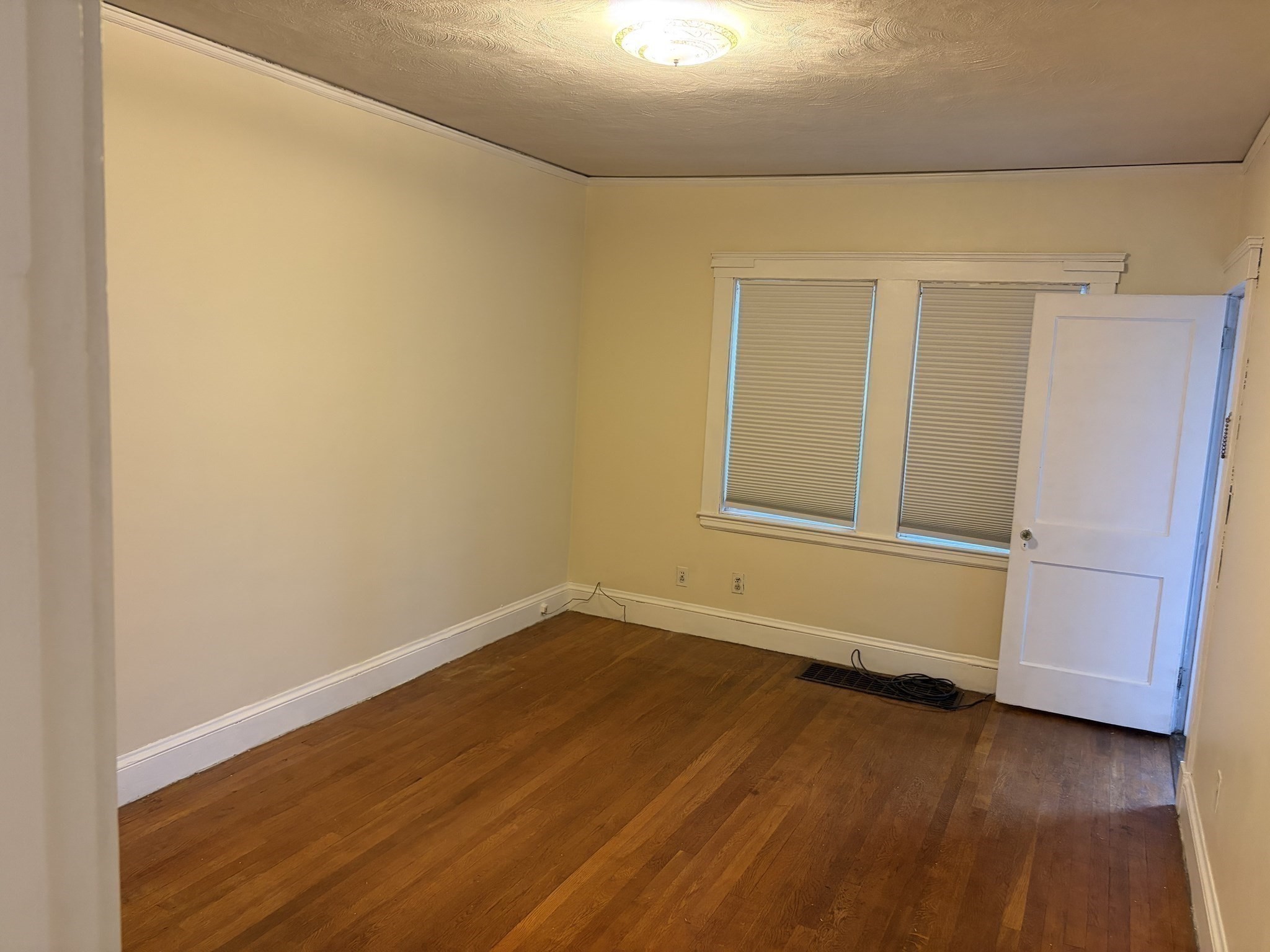 32 Oak Street Property Photo 5