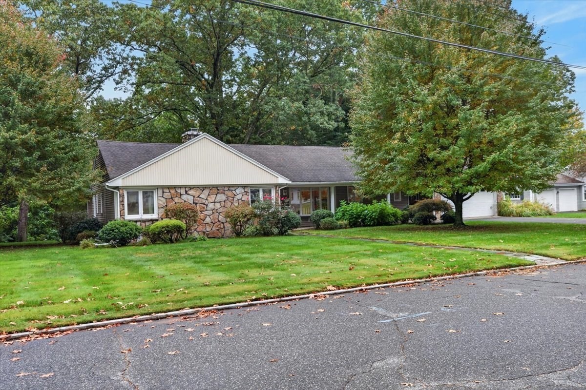 25 Ridgeway Circle Property Photo 1