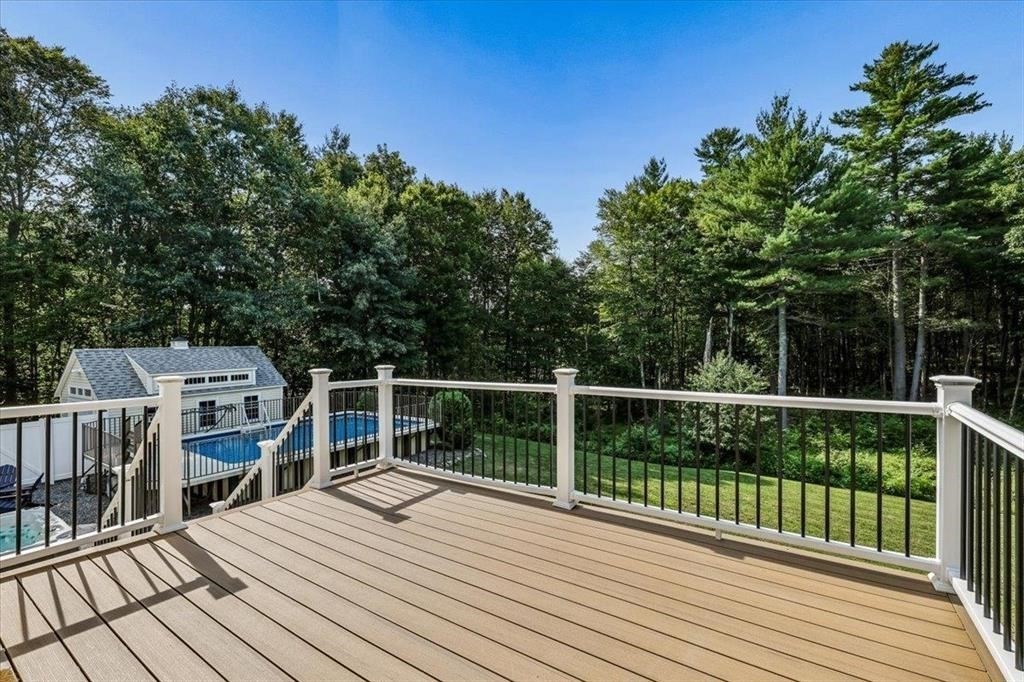 110 Middle Rd Property Photo 4