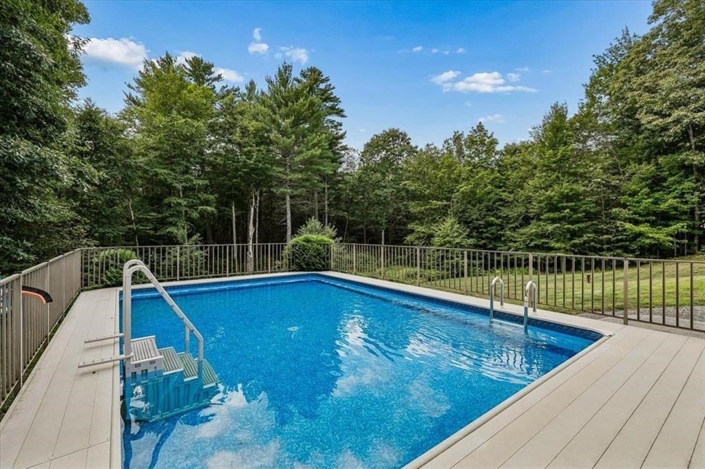 110 Middle Rd Property Photo 40