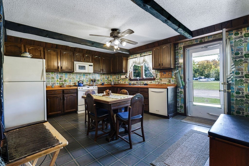 25 Lamoureux Blvd Property Photo 5