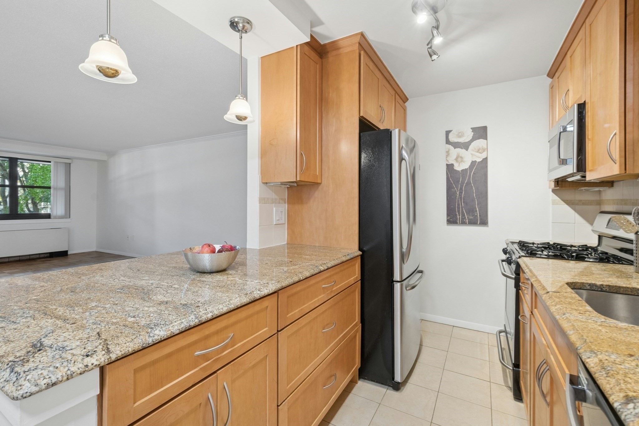 9 Hawthorne Pl # 2J Property Photo 1