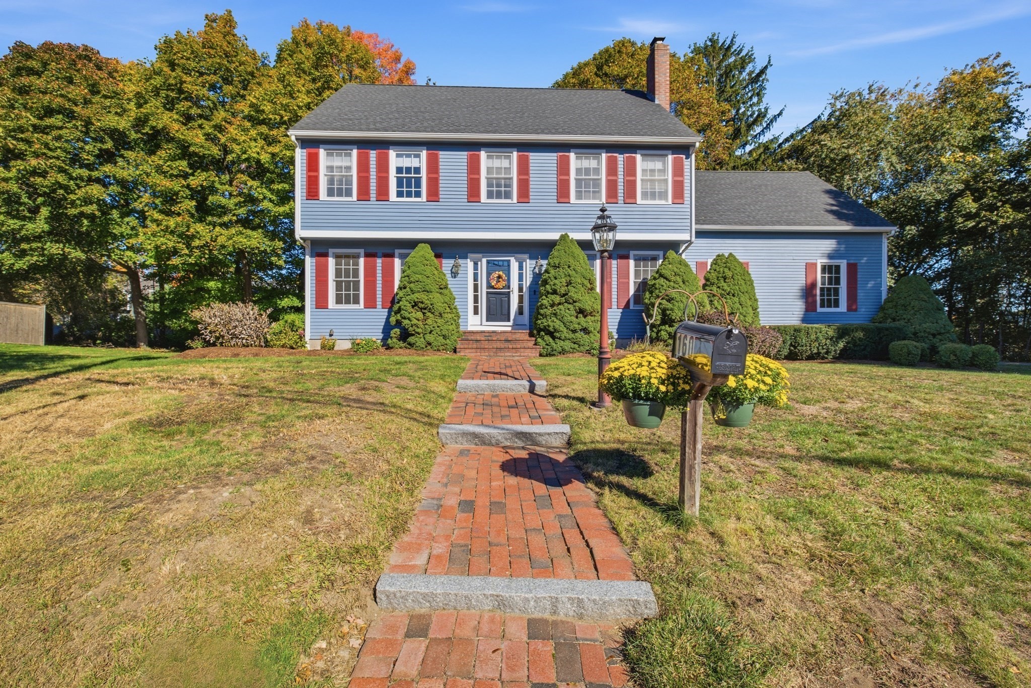 160 Saunders Rd Property Photo 1