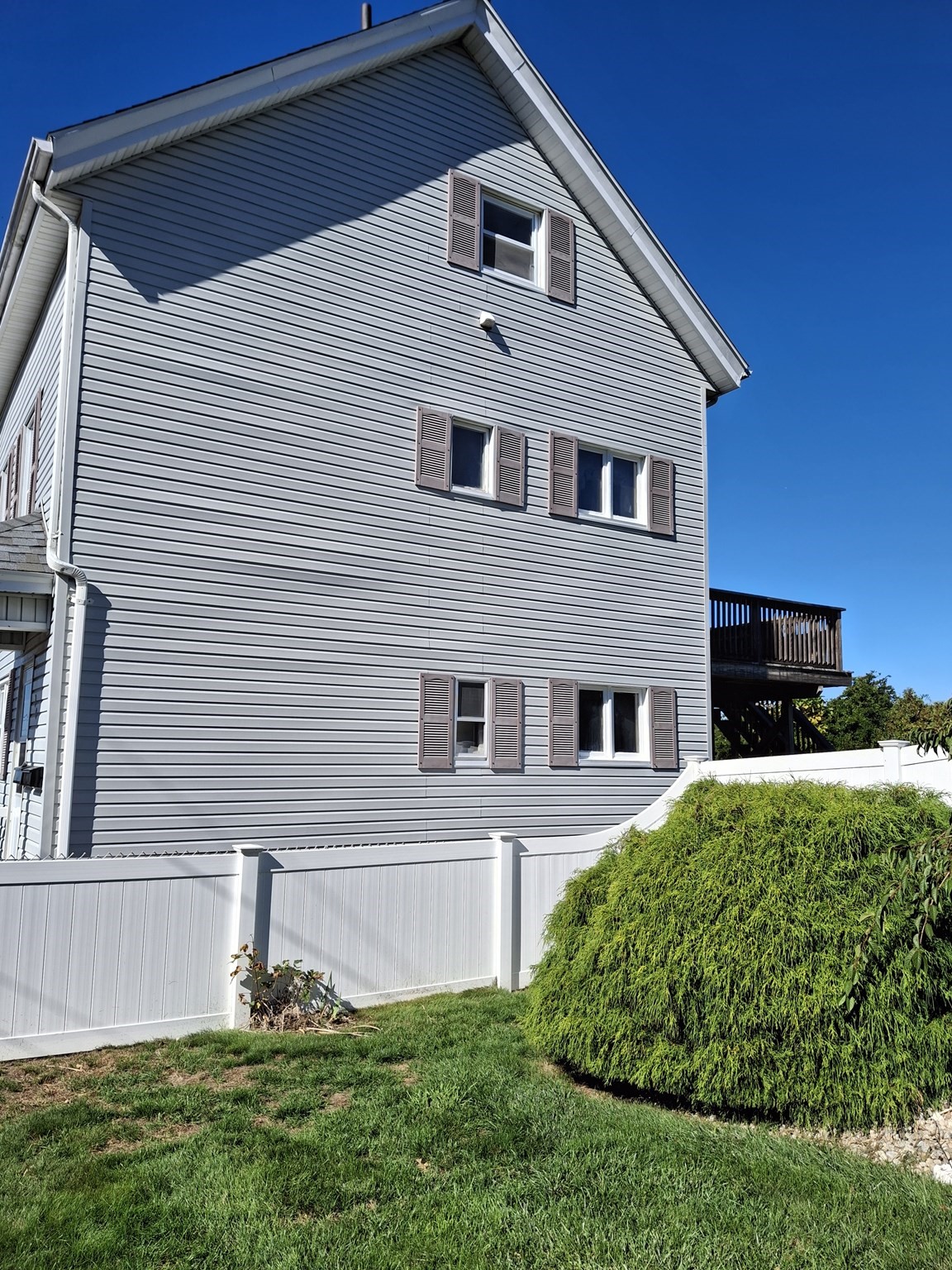 30 Riverview St Property Photo 2