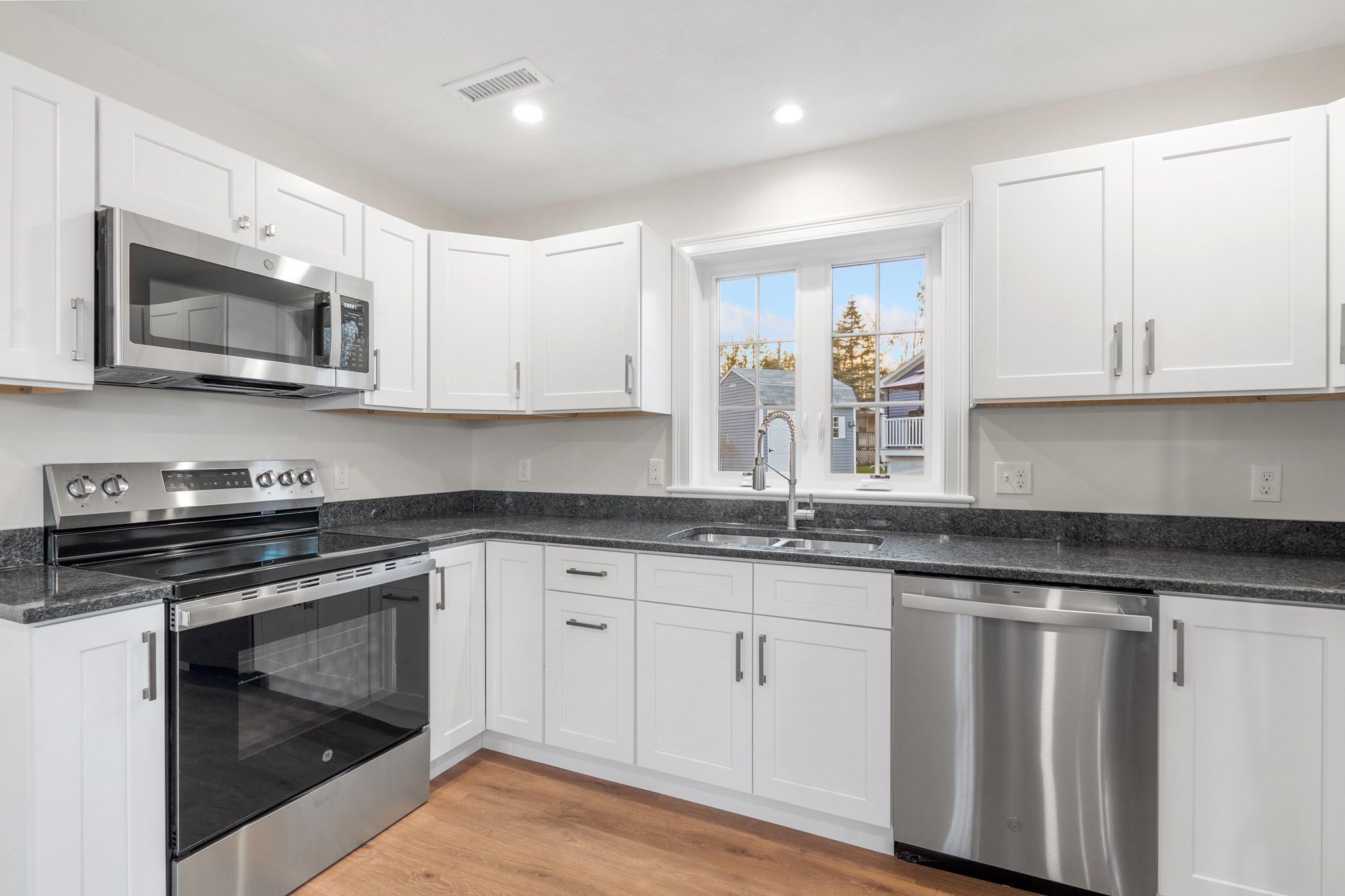 57 Maple Ave # D Property Photo 8