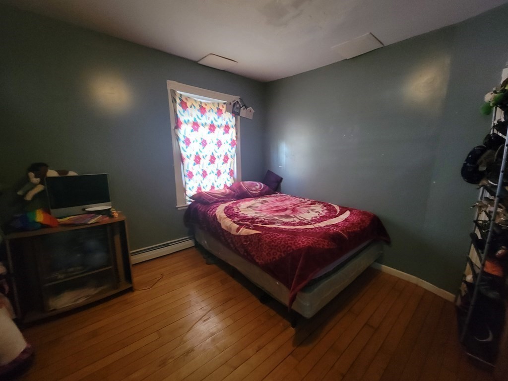 933 Warren Ave Property Photo 4