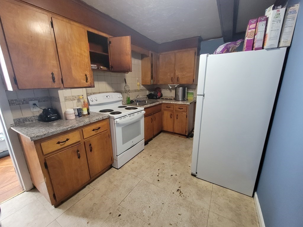 933 Warren Ave Property Photo 7