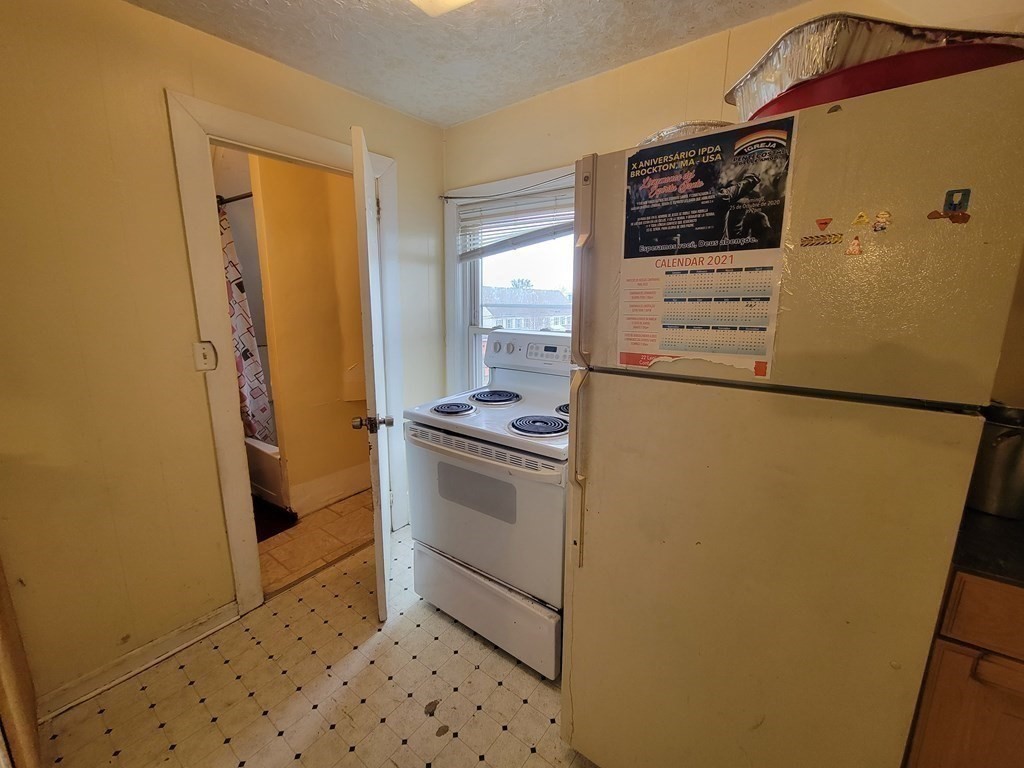 933 Warren Ave Property Photo 8
