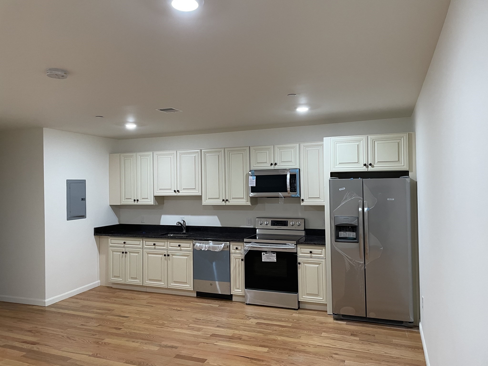 265 Essex Street Property Photo 6