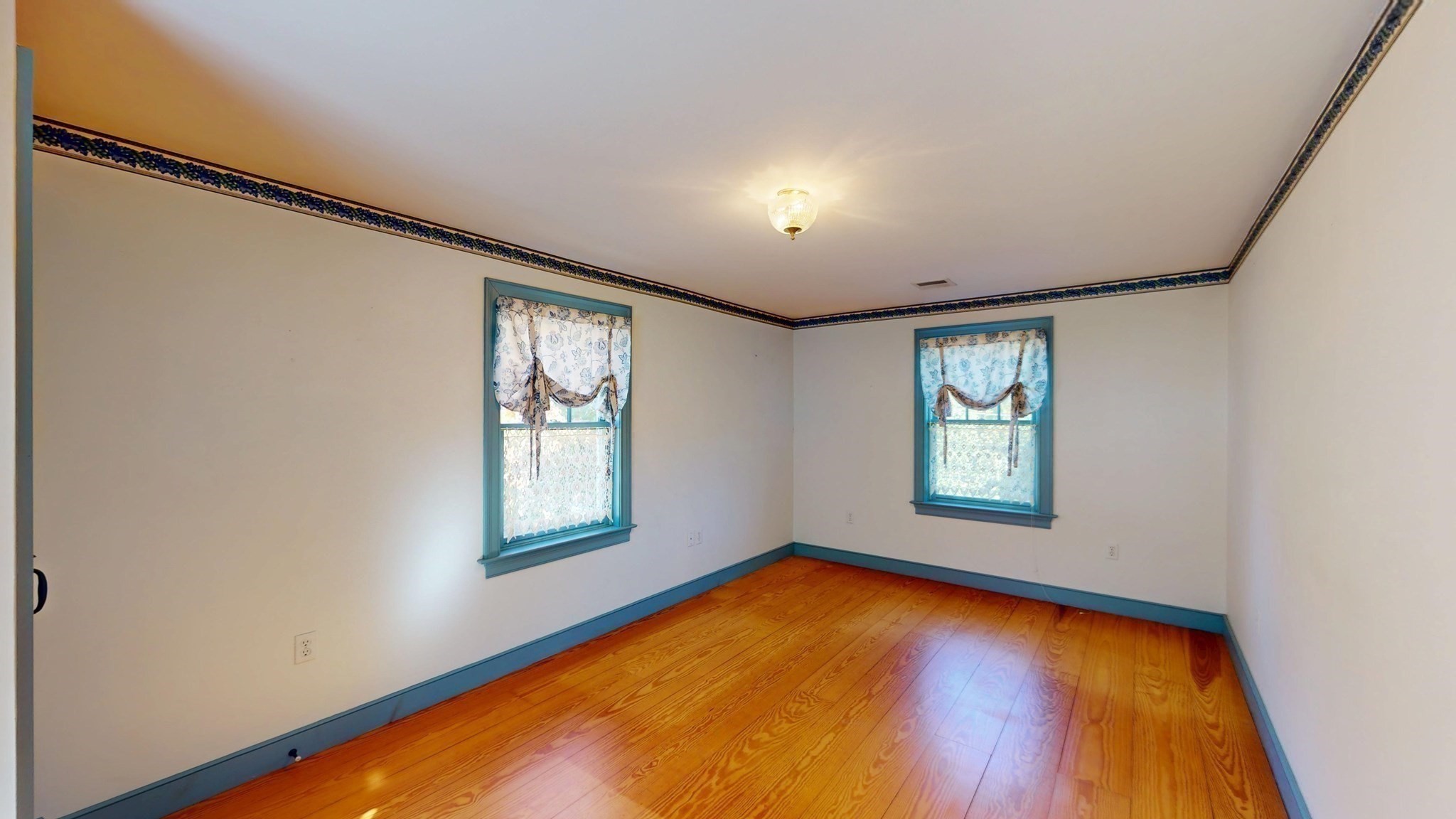 10 Mansfield Ave Property Photo 18