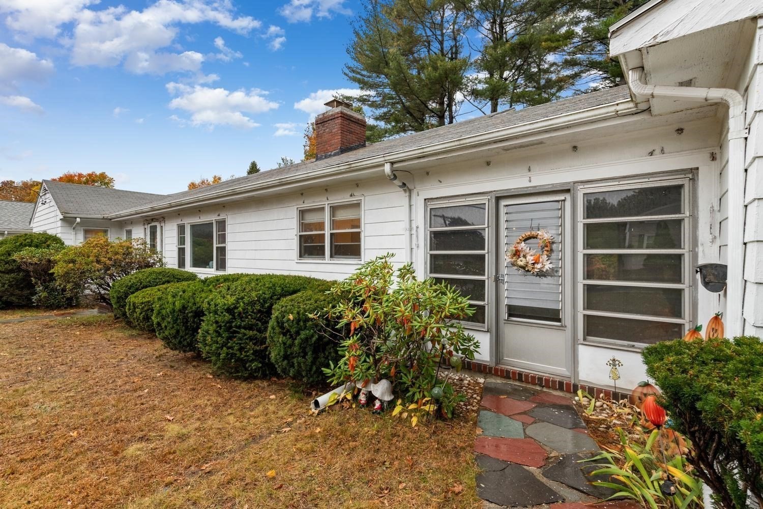 218 Lowell St Property Photo 4