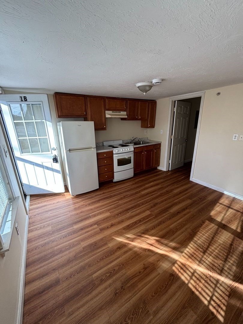 576 Main St. # 1b Property Photo 3