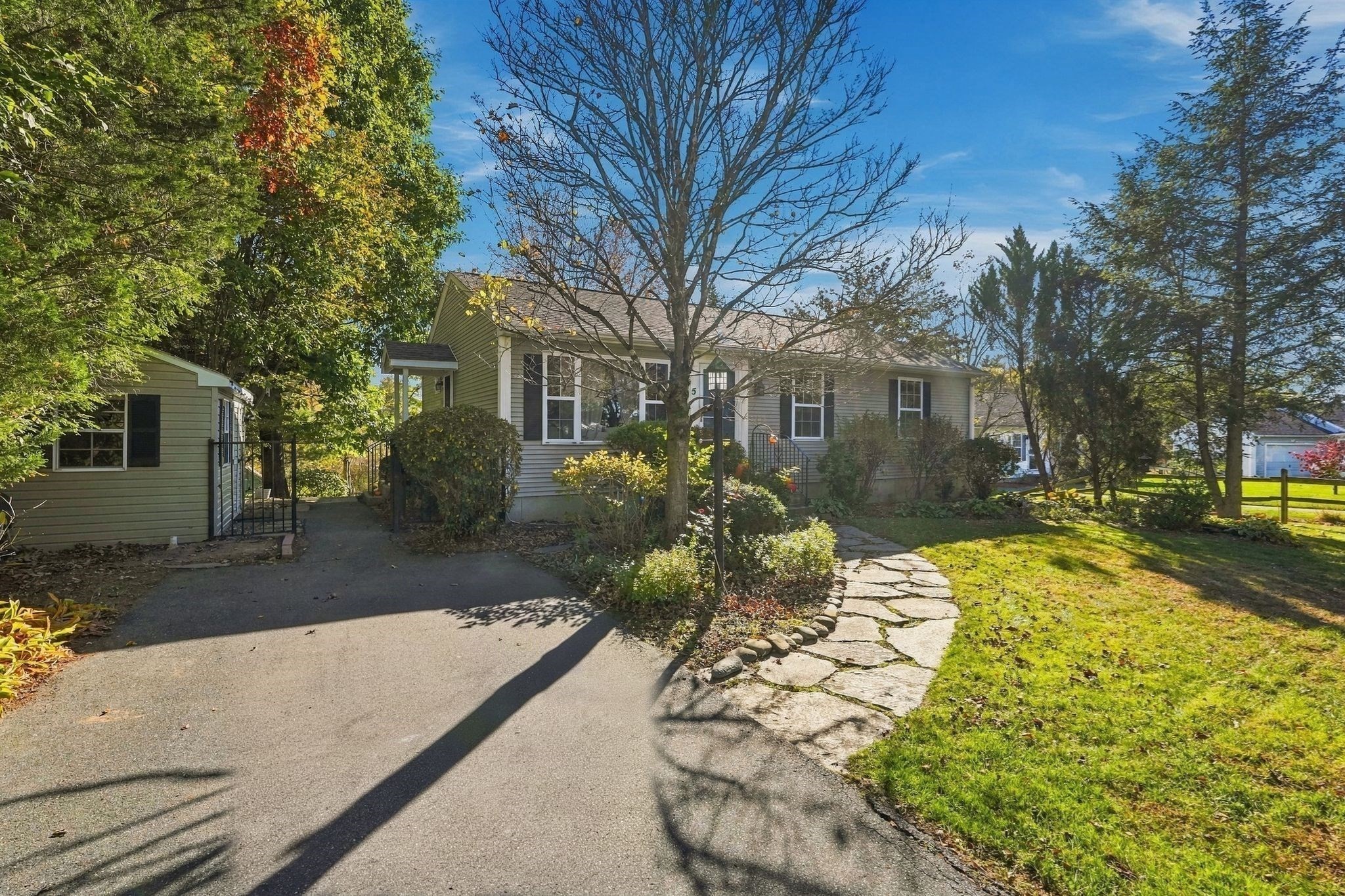 5 Maxine Cir Property Photo 3