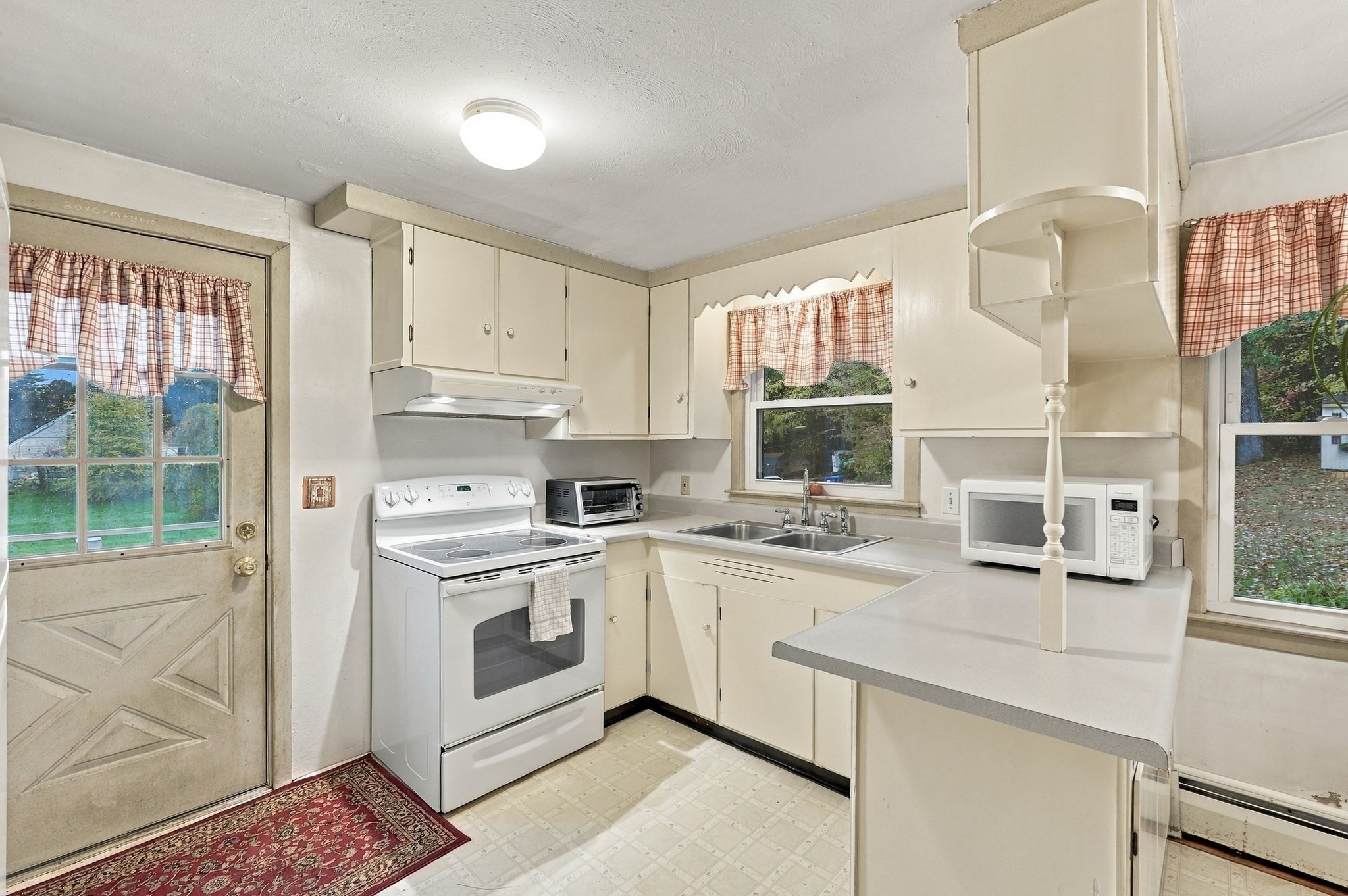 219 Amherst St Property Photo 6
