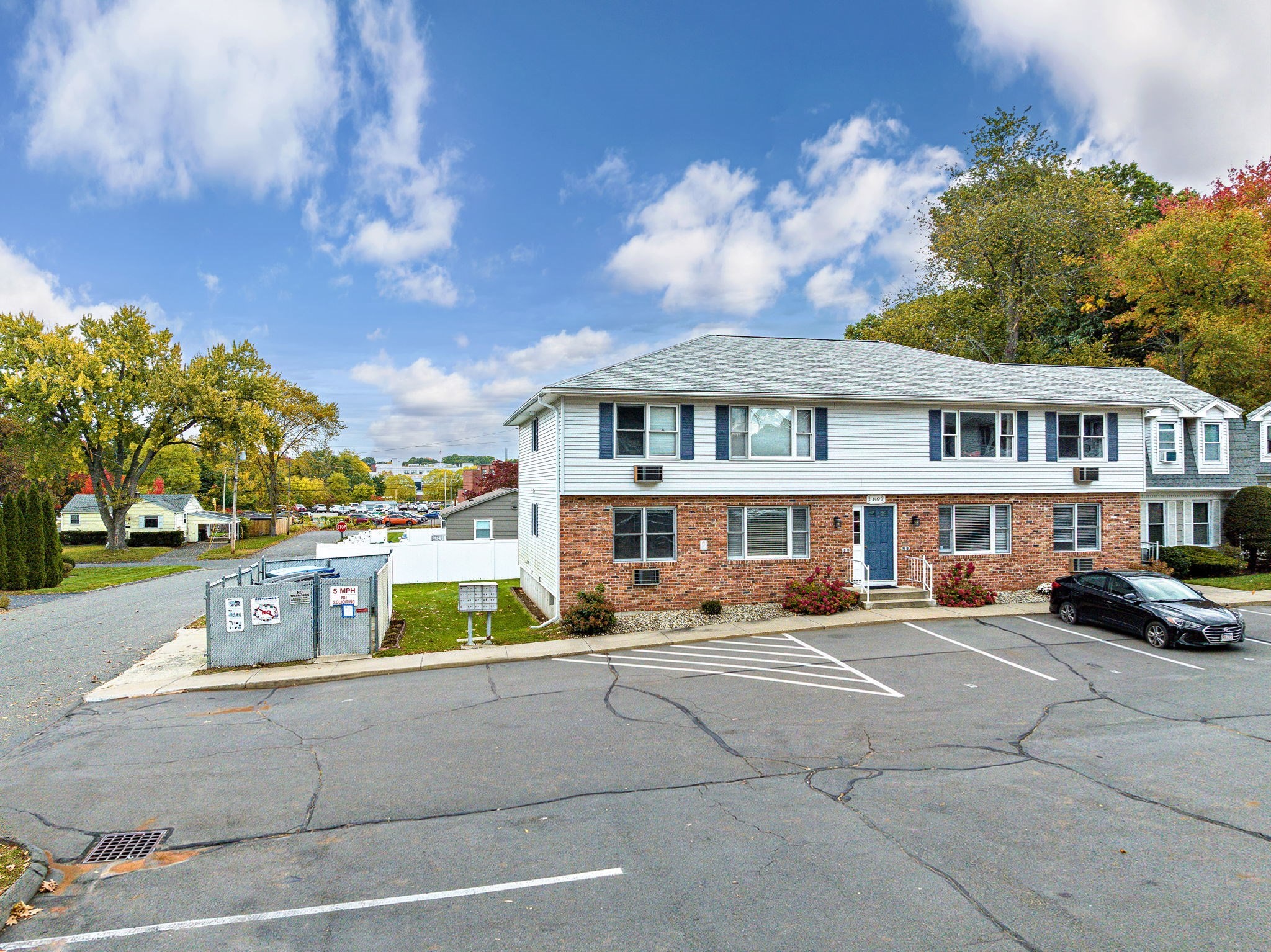 149 Dale St # R Property Photo 3