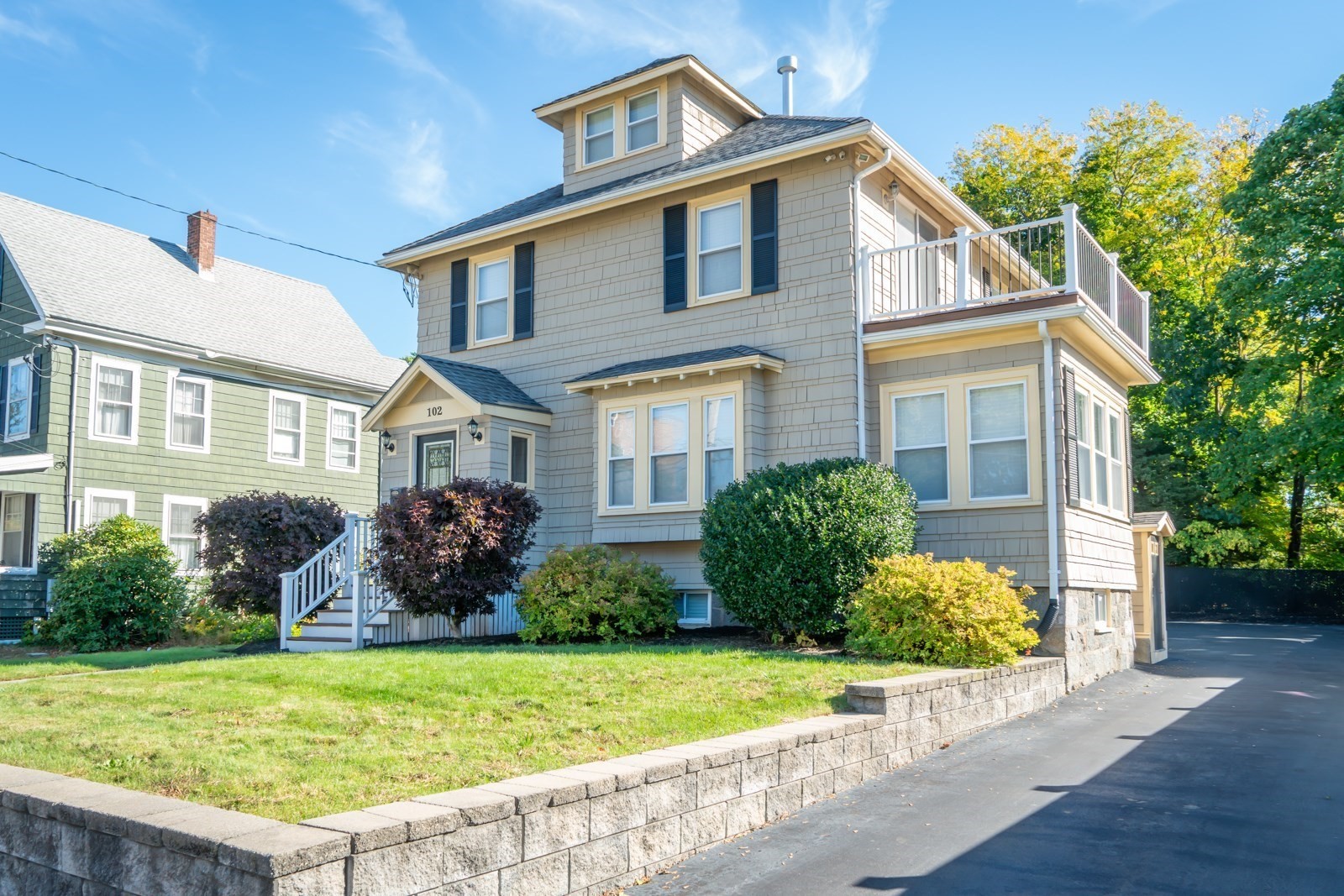102 Hall Pl