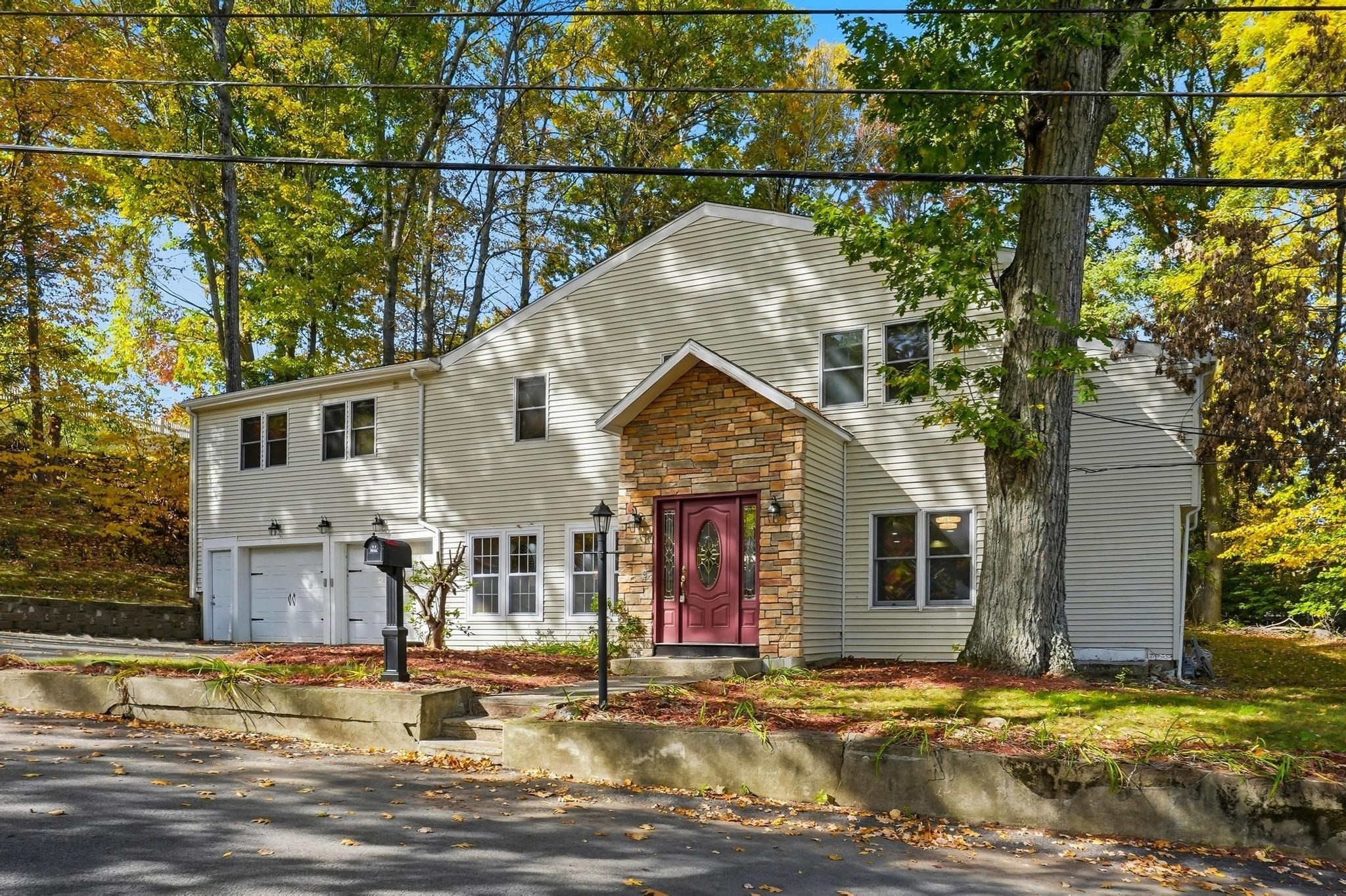 17 Pathwood Ave Property Photo 1