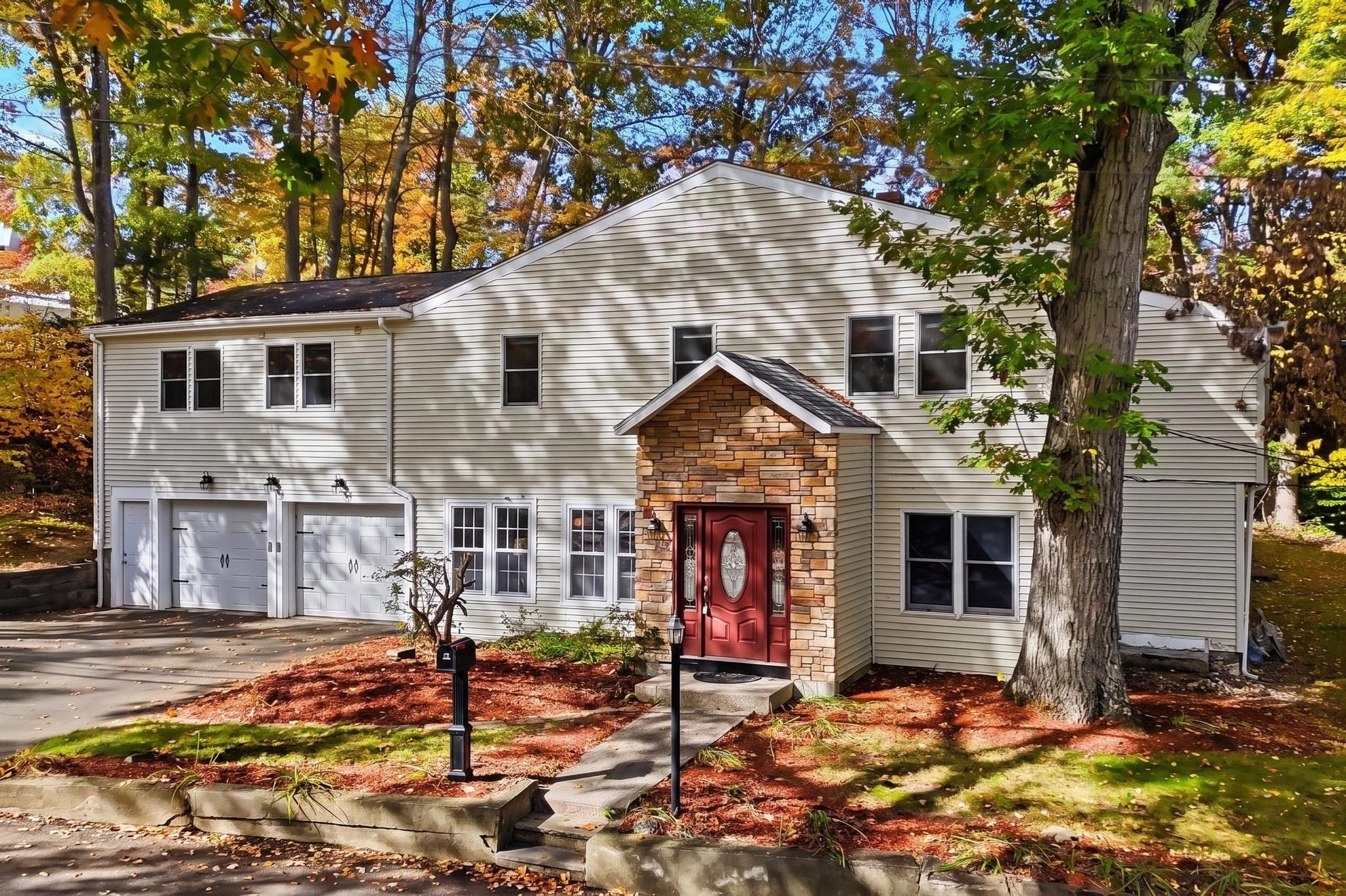 17 Pathwood Ave Property Photo 2