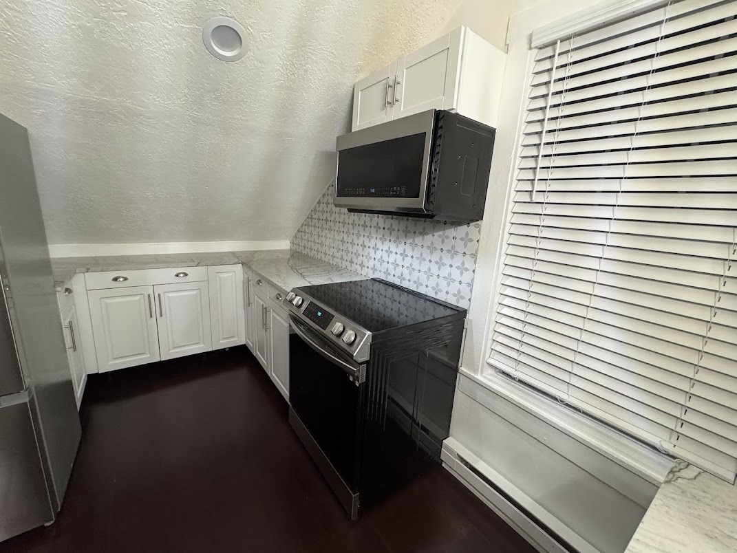 16 Pleasant St # B Property Photo 3