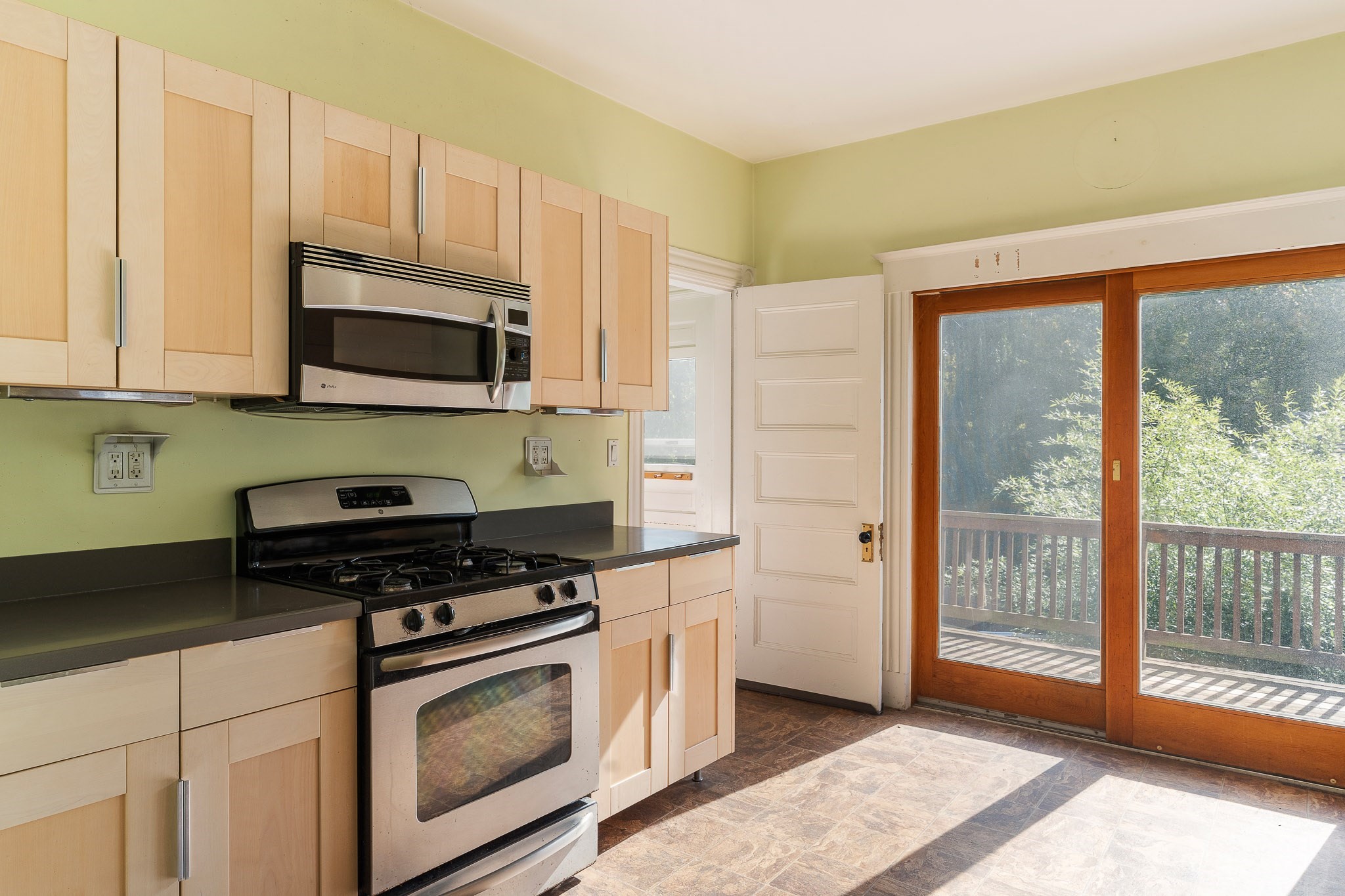 386-388 Huron Property Photo 12