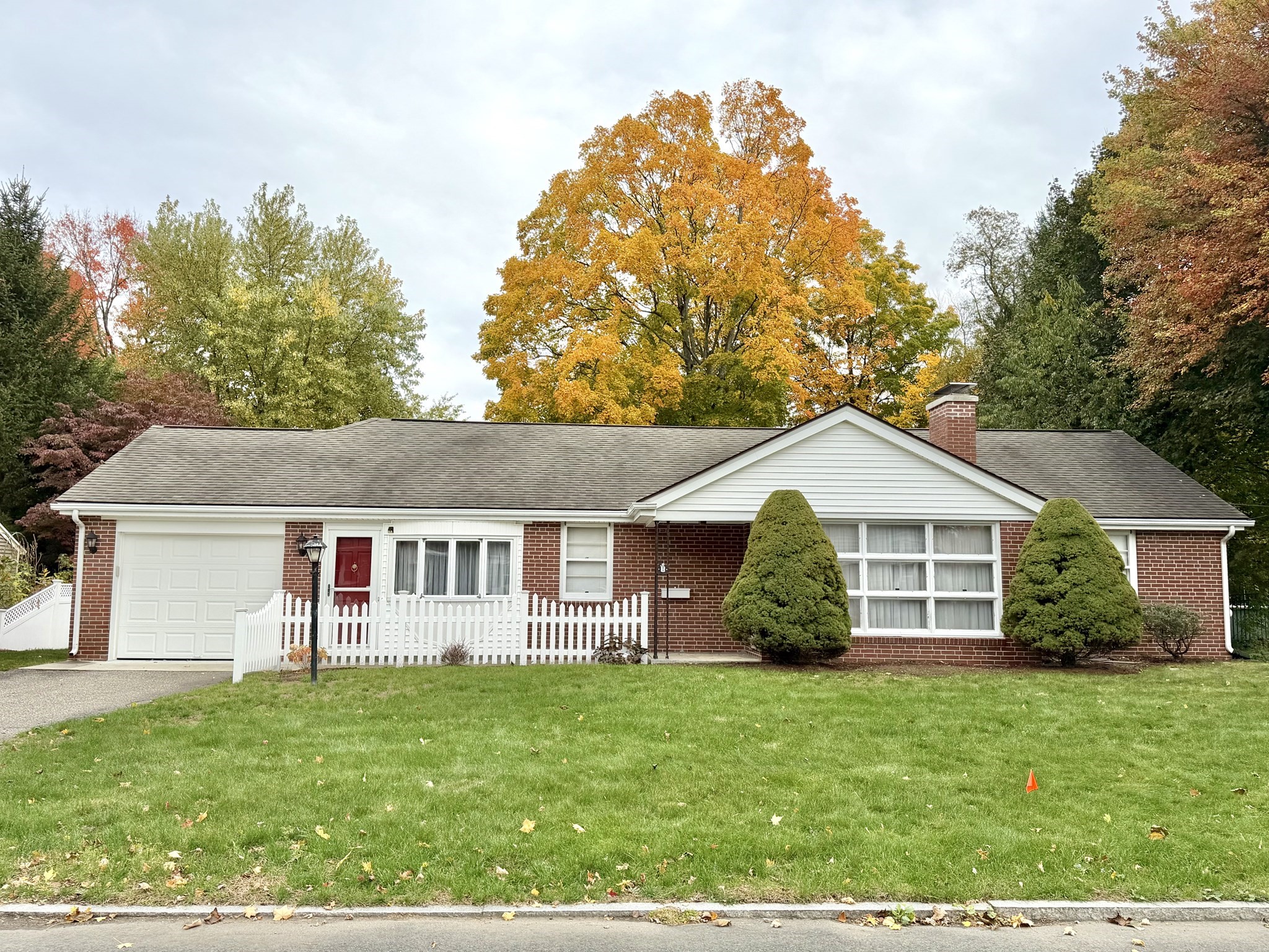 33 Birchland Ave Property Photo 1