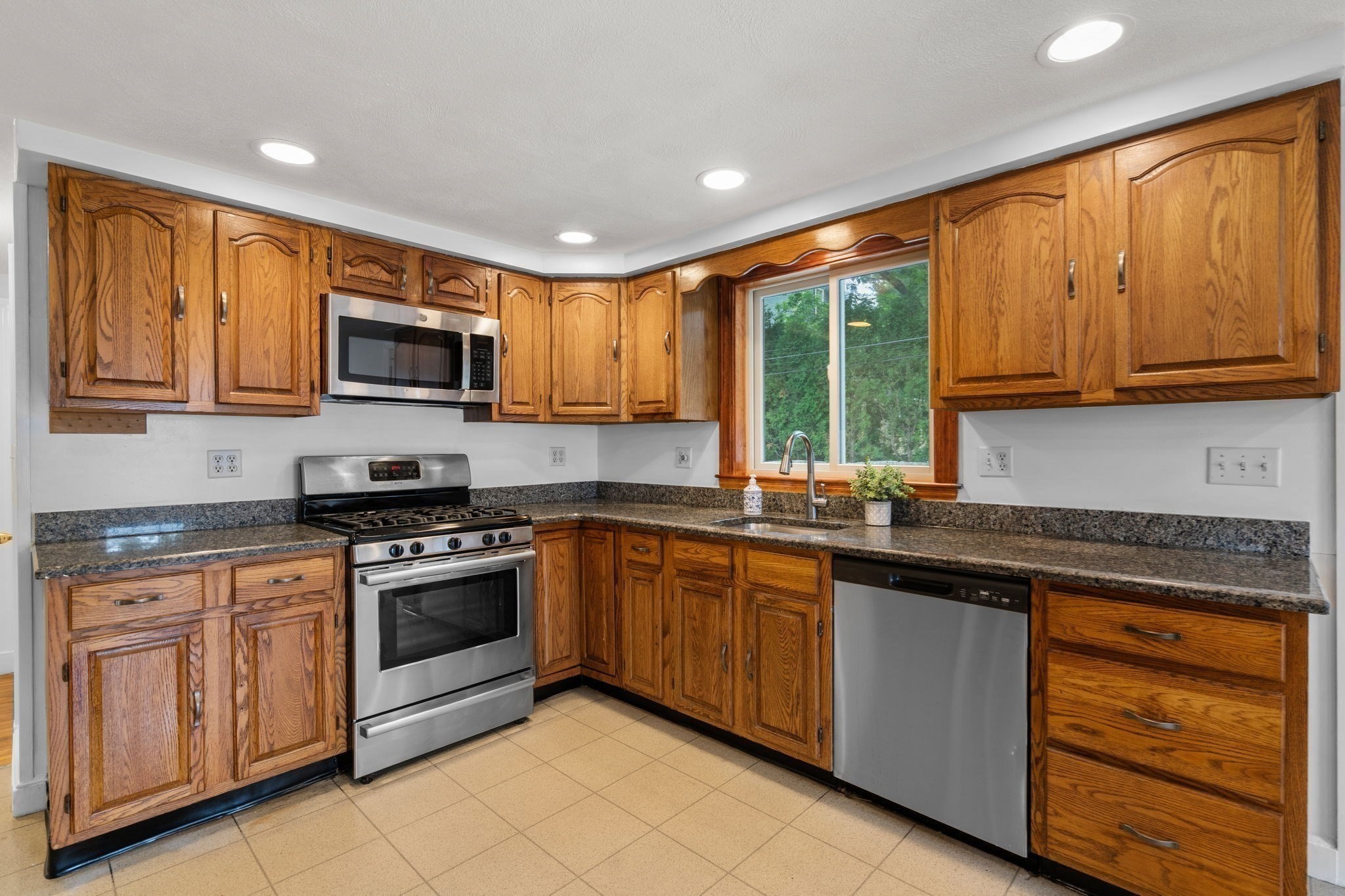 11 Corey Terr Property Photo 7
