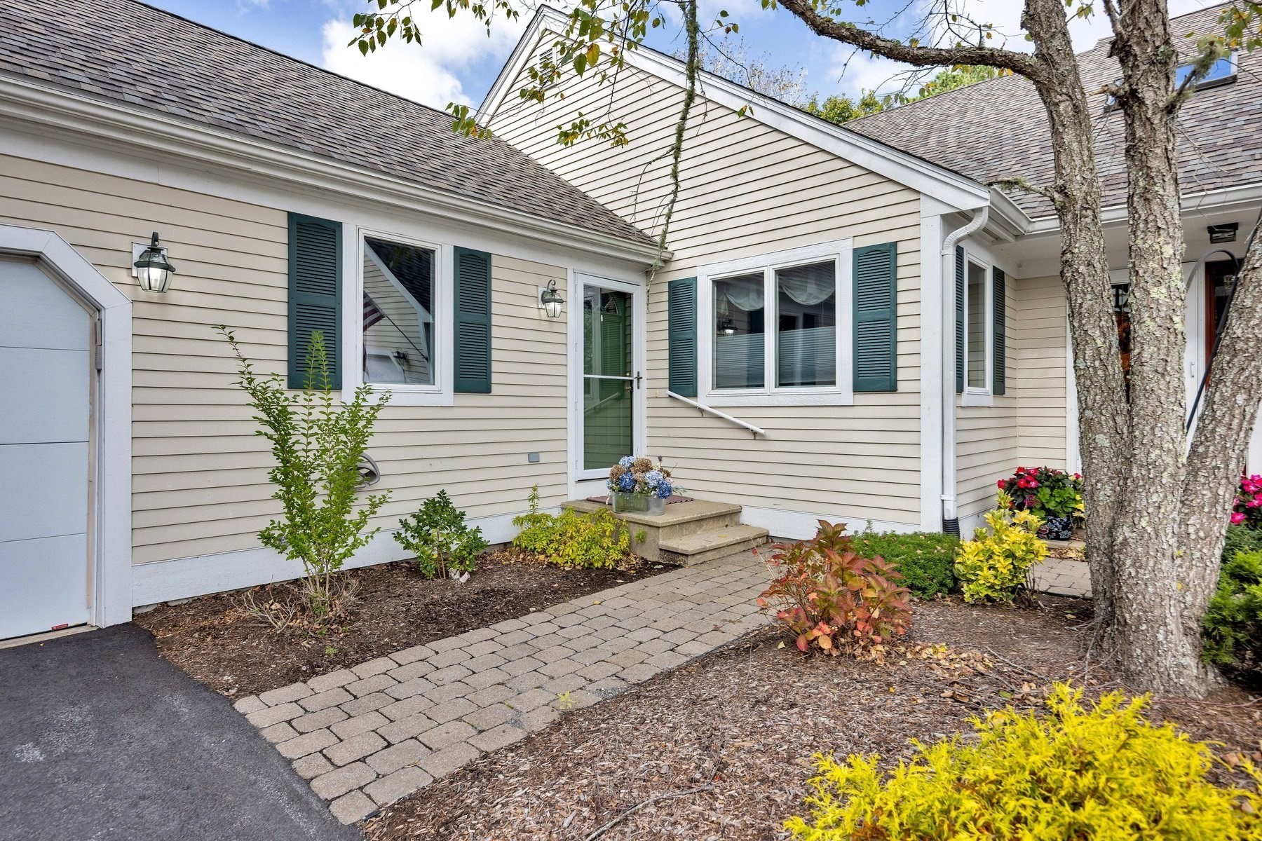 10 Chippers Ln # 10 Property Photo 1