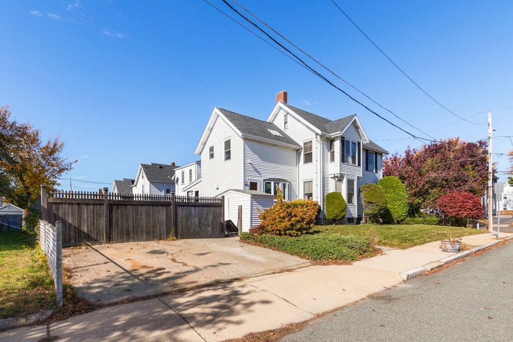 49 Cushing St Property Photo 6