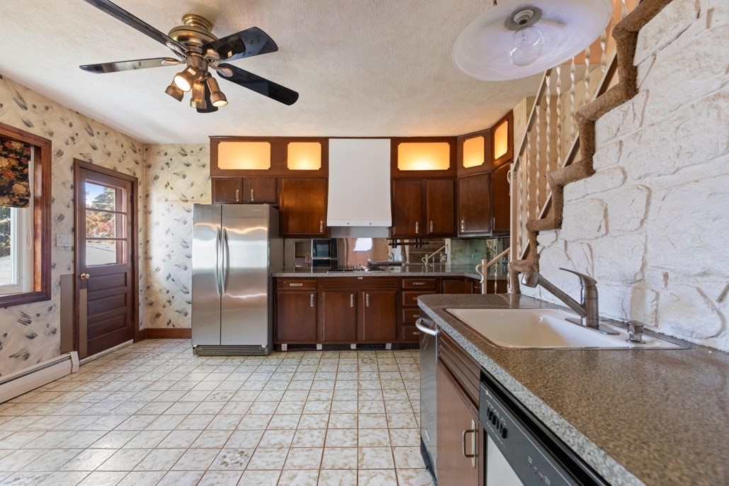 49 Cushing St Property Photo 18