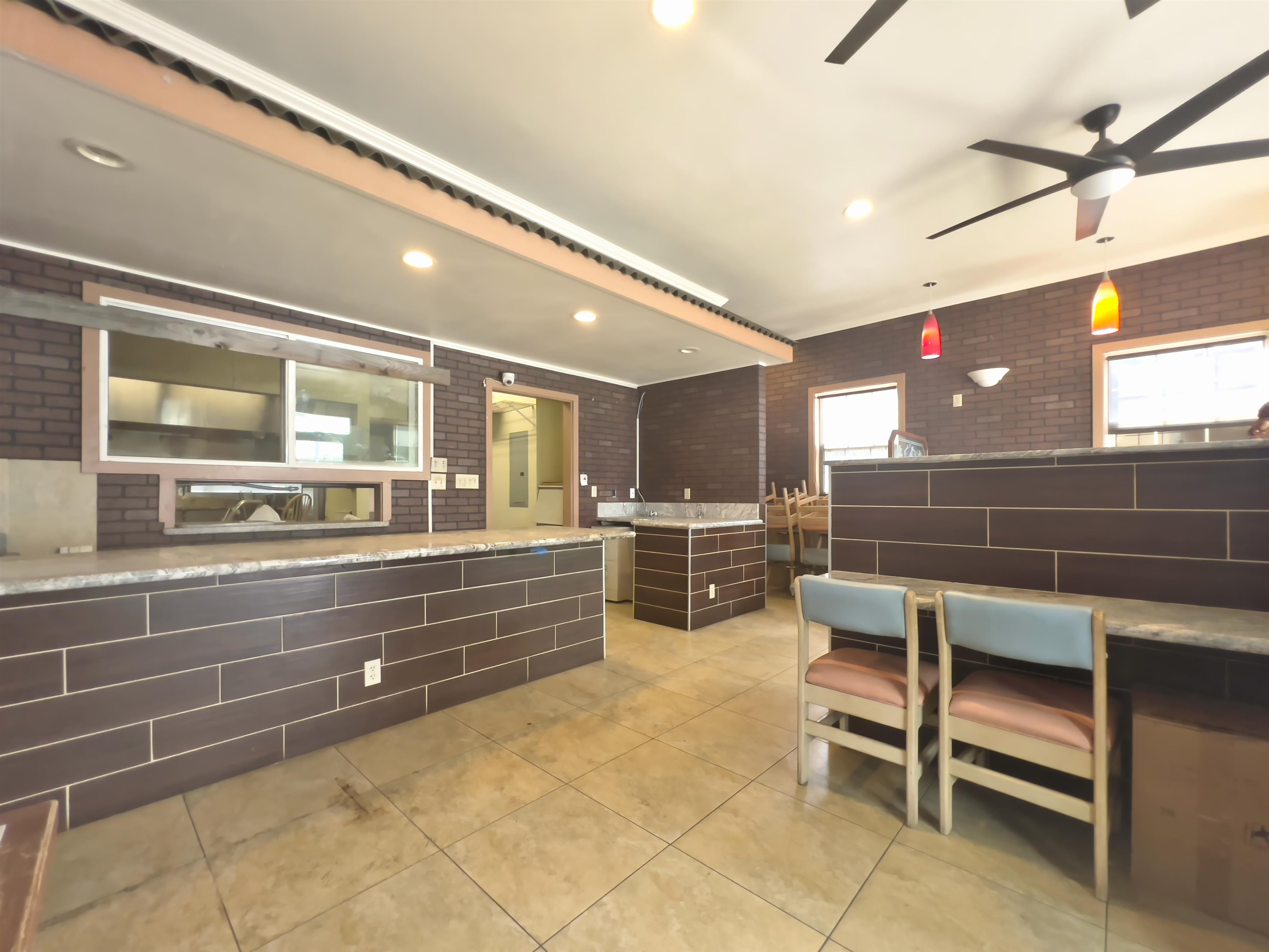318 N Market St Property Photo 7