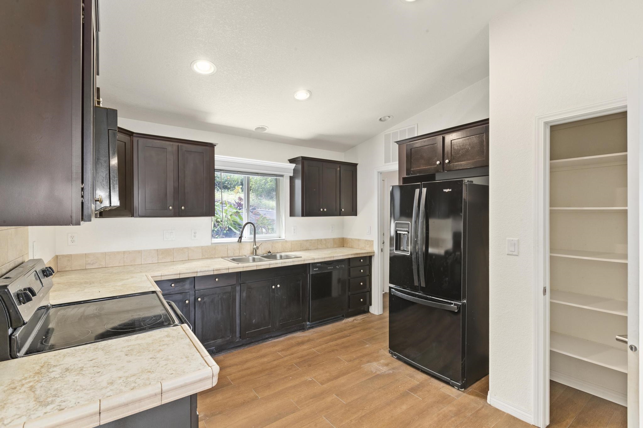 583 Laie Dr Property Photo 4