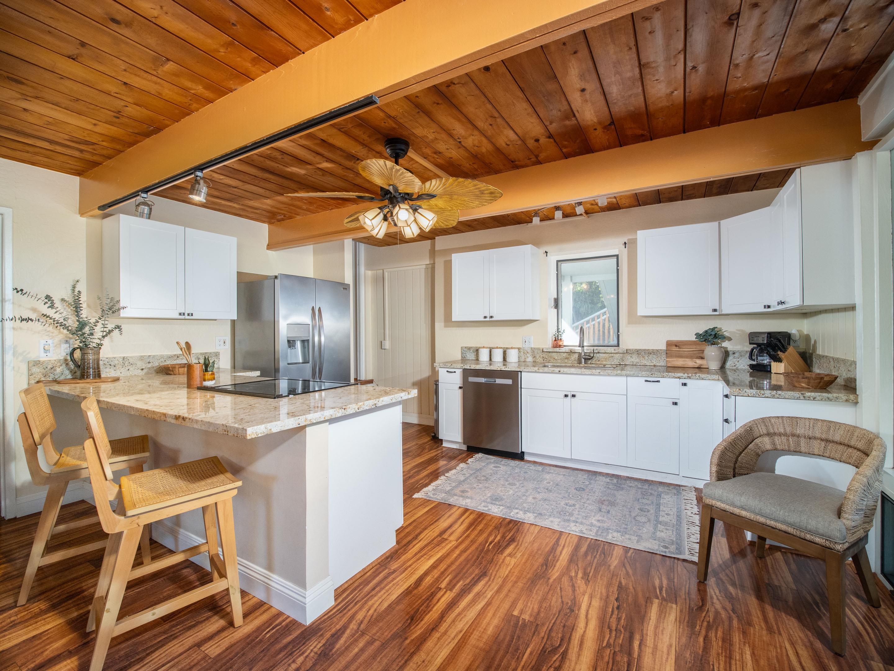 566 Mikioi Pl Property Photo 3