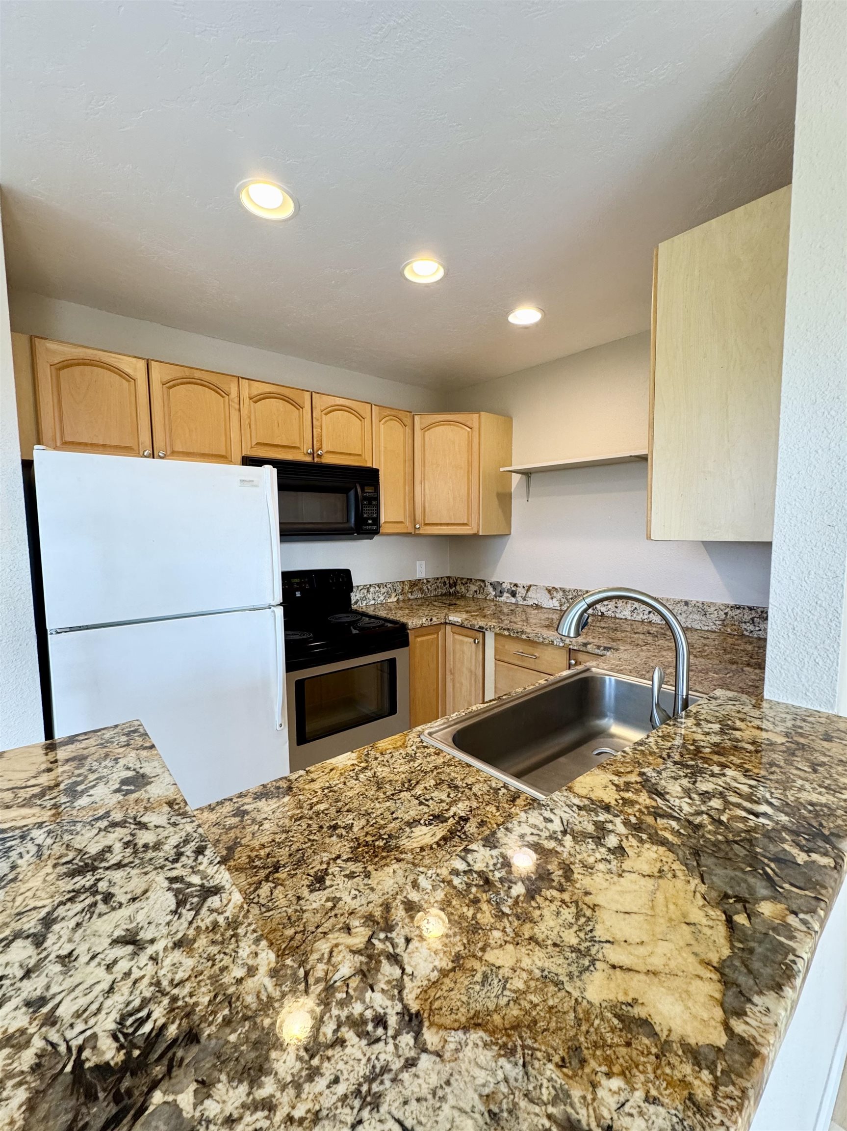 160 Keonekai Rd Property Photo 5