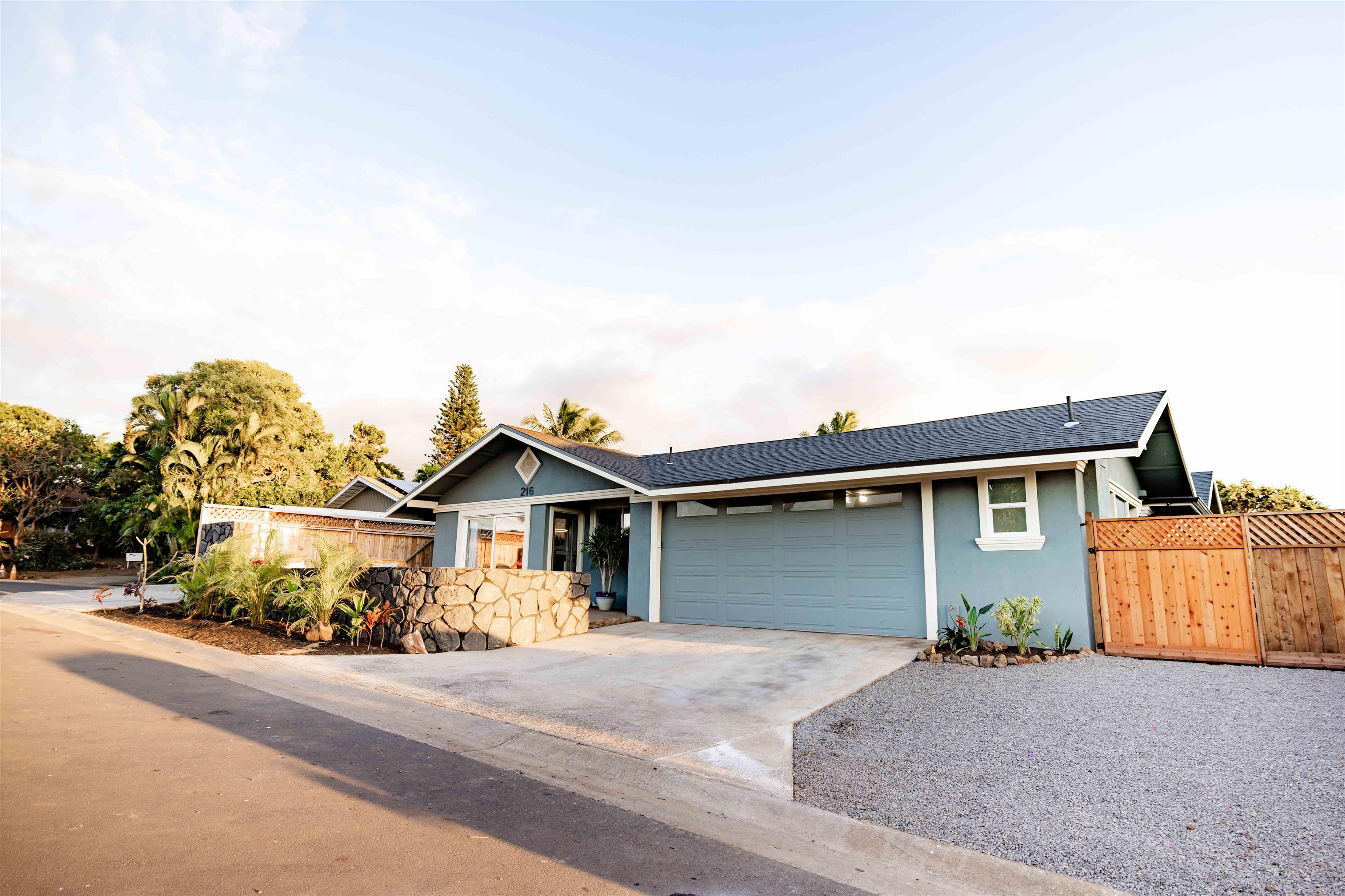 216 Waipahe Pl Property Photo 2