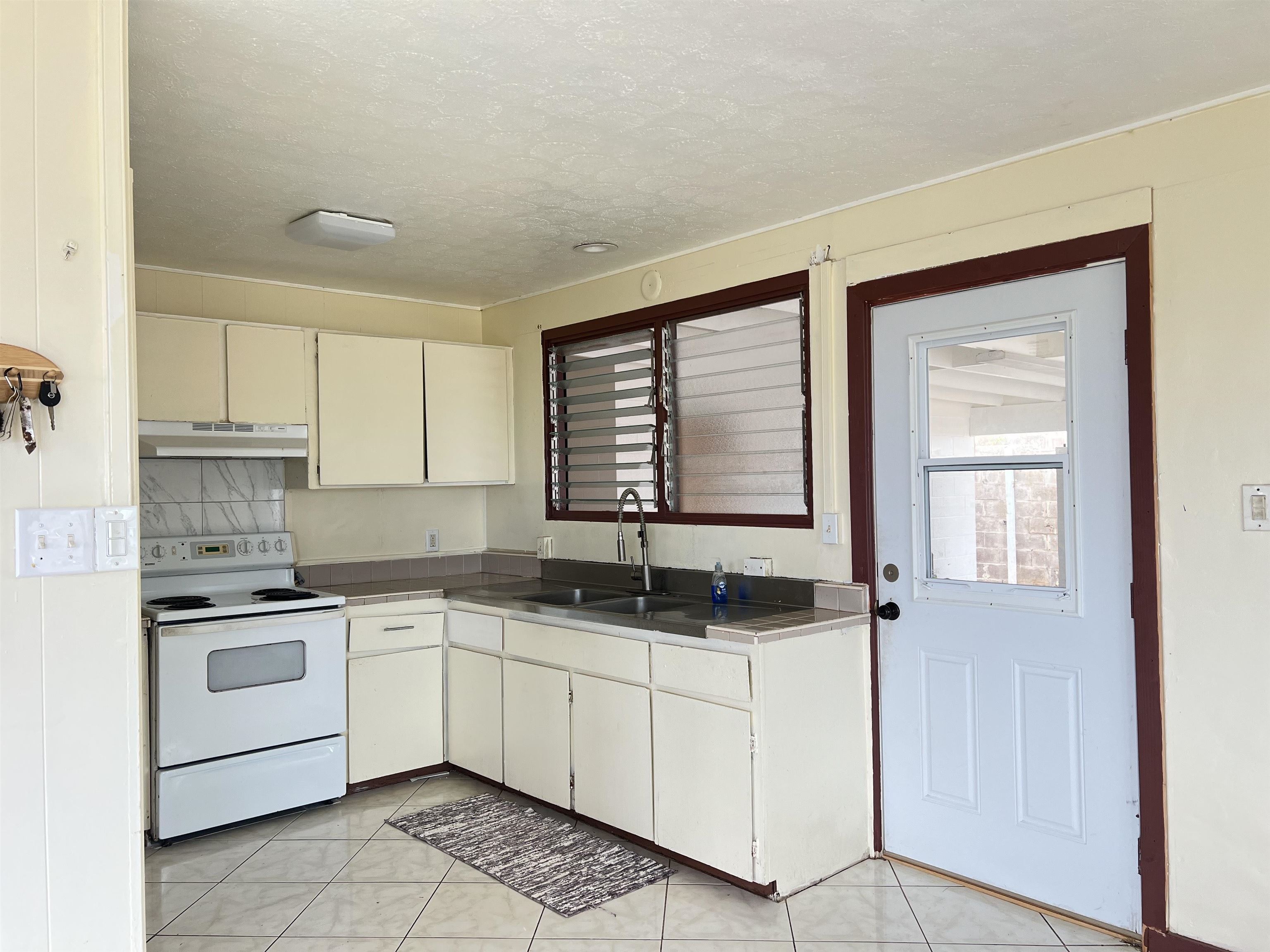 737 Kolani Pl Property Photo 3
