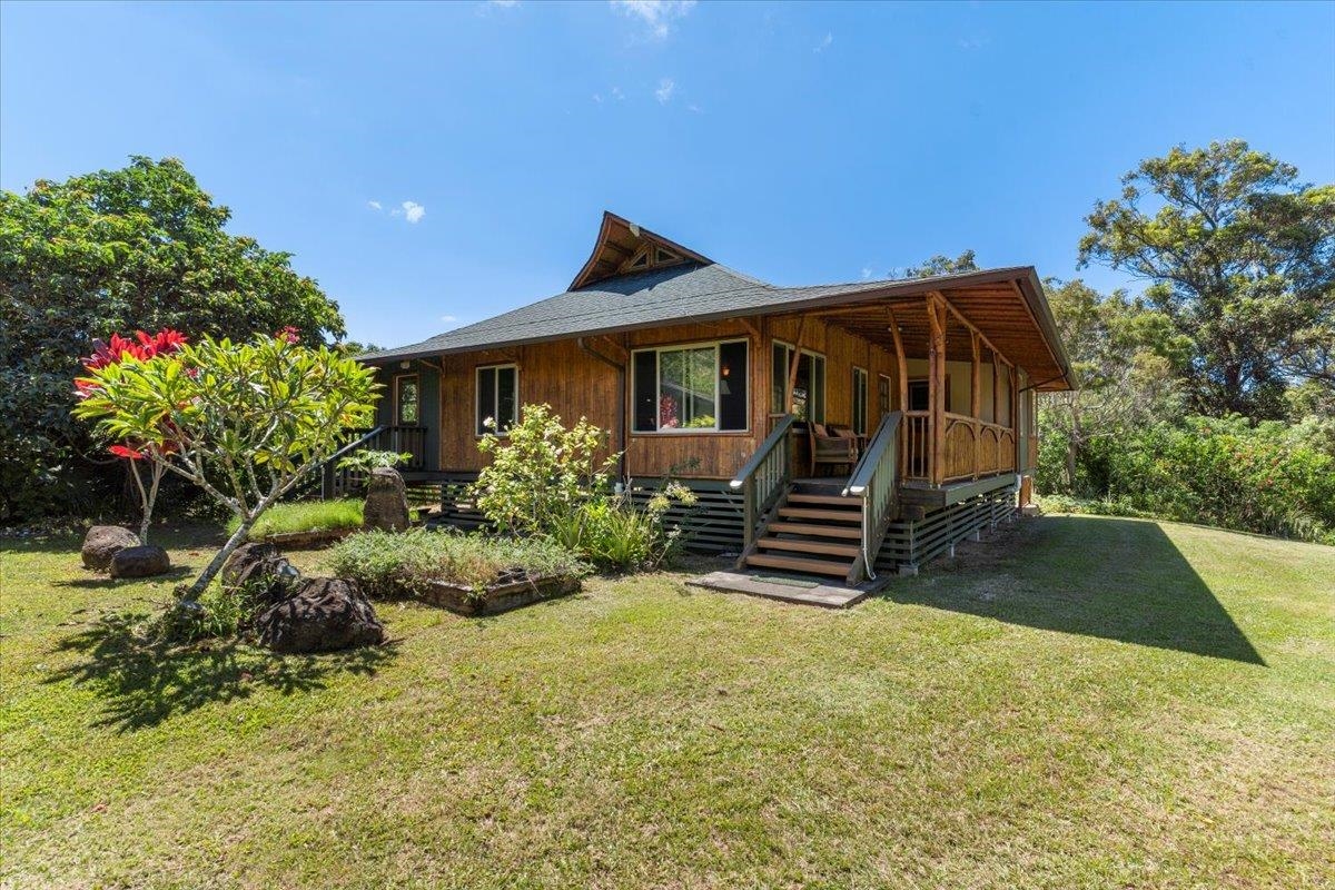 590 E Kuiaha Rd Property Photo 2