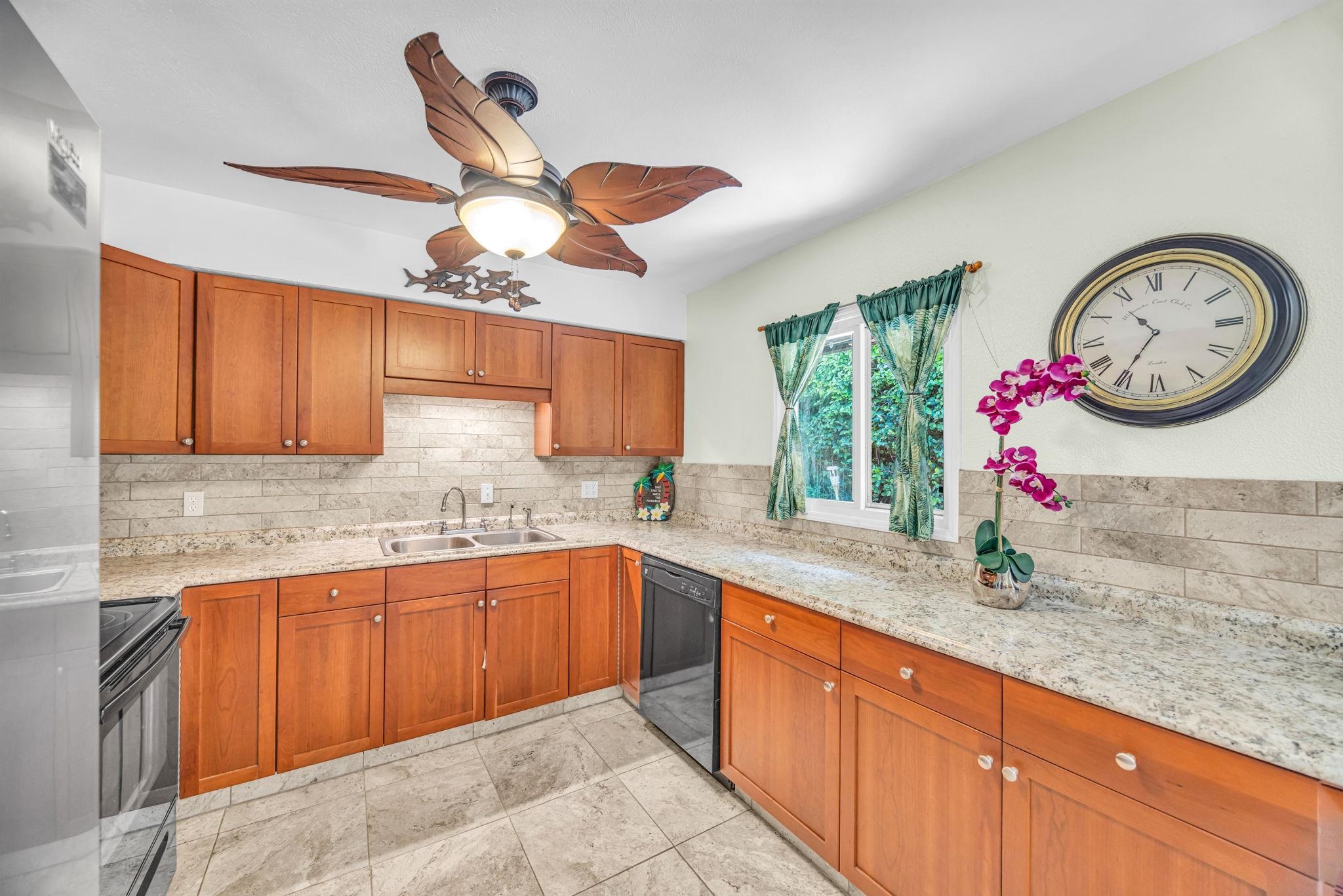 170 Kukulu Pl Property Photo 3