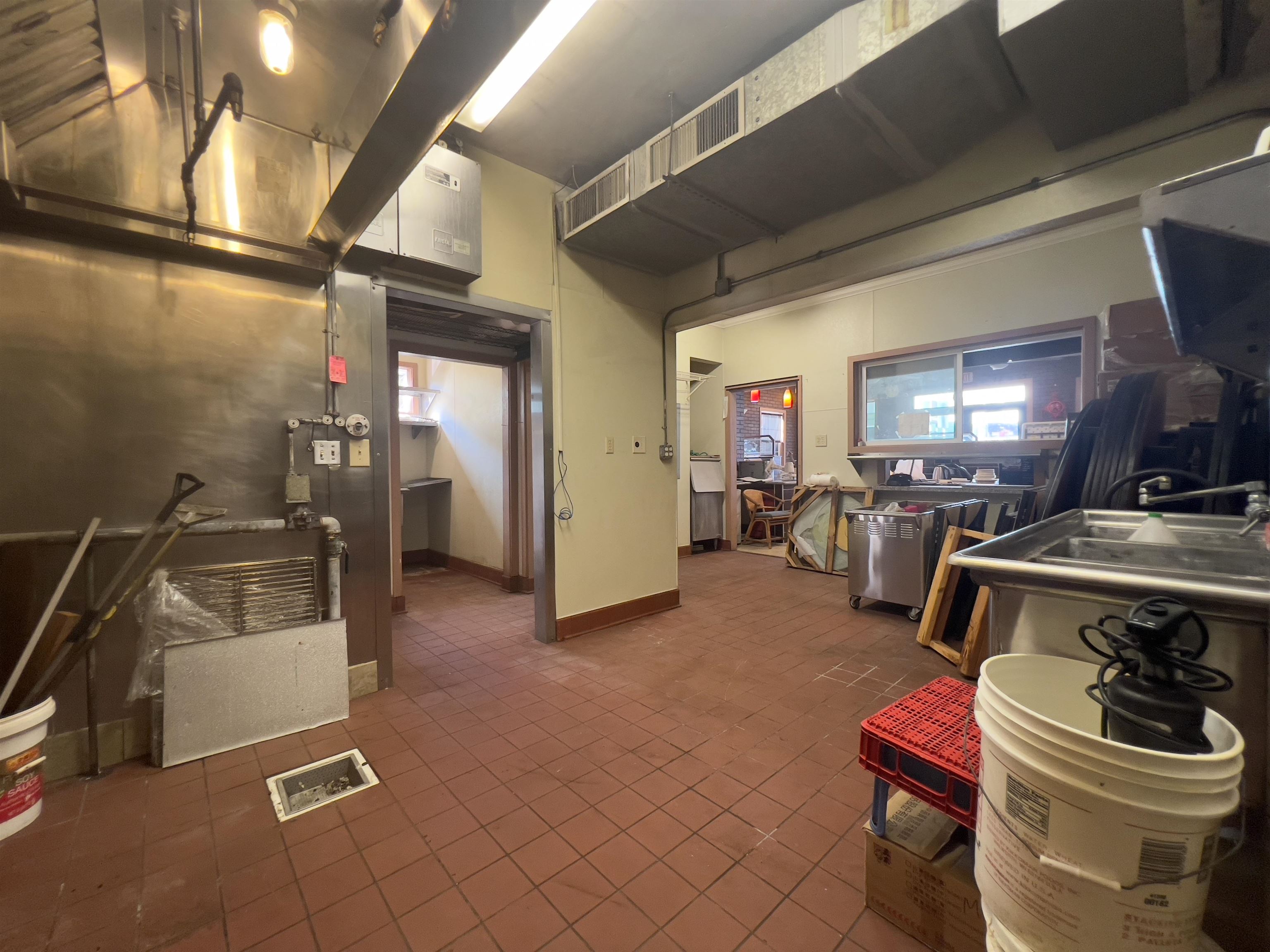 318 N Market St Property Photo 9